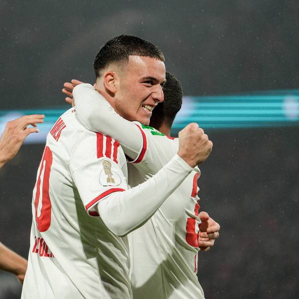Said El Mala und Linton Maina jubeln nach dem 2:0 gegen Union Berlin im DFB-Pokal.