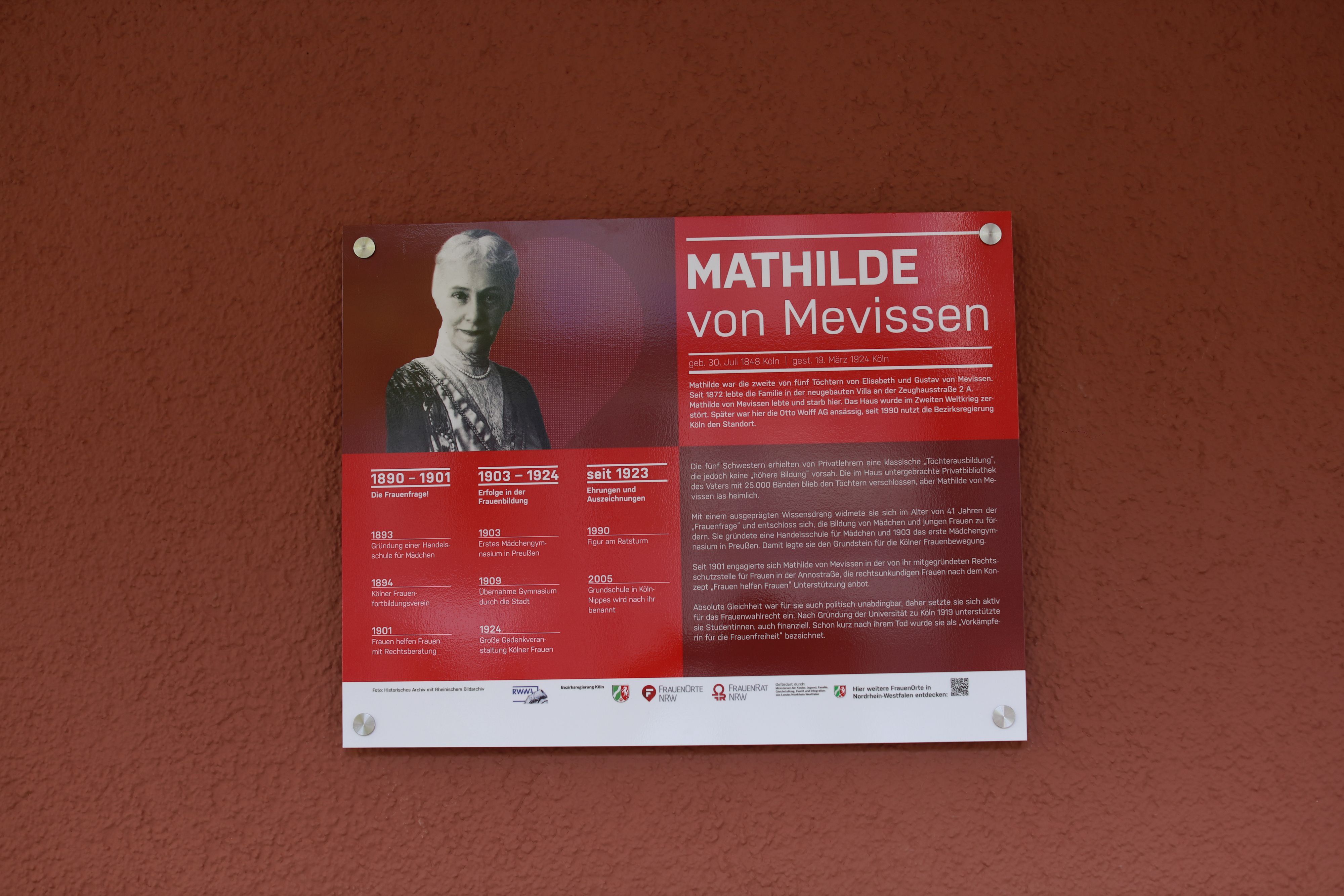 Die neue Gedenktafel für Mathilde von Mevissen am Gebäude der Bezirksregierung Köln.