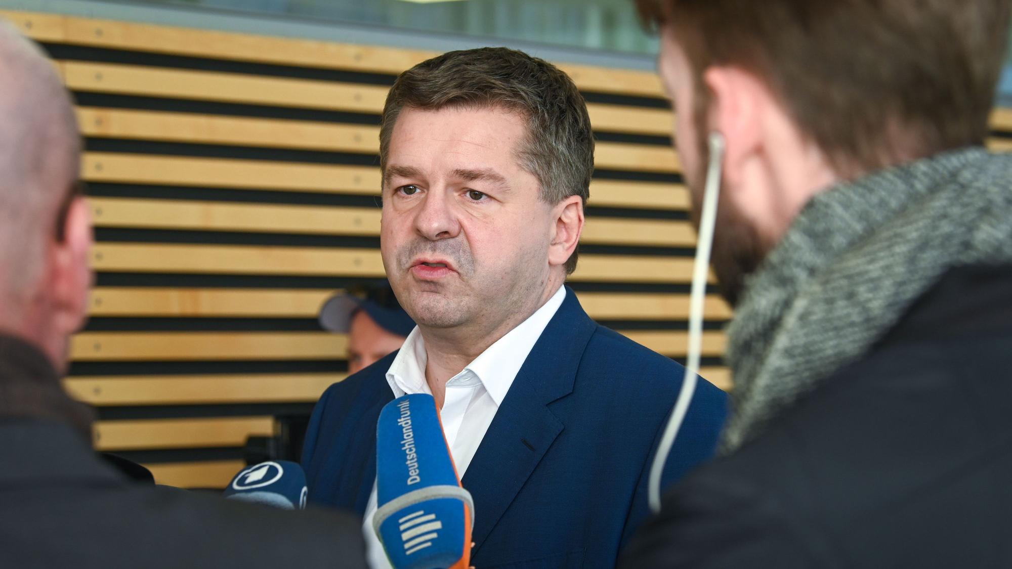 13.10.2026, Sachsen-Anhalt, Magdeburg: Sven Schulze, CDU-Fraktionsvorsitzender und Ministerpräsident von Sachsen-Anhalt, äußert sich vor der Presse nach der Fraktionsversammlung der CDU-Landtagsfraktion. (zu dpa: «MP-Wahl: CDU will im dritten Wahlgang im Plenarsaal sein») Foto: Heiko Rebsch/dpa +++ dpa-Bildfunk +++