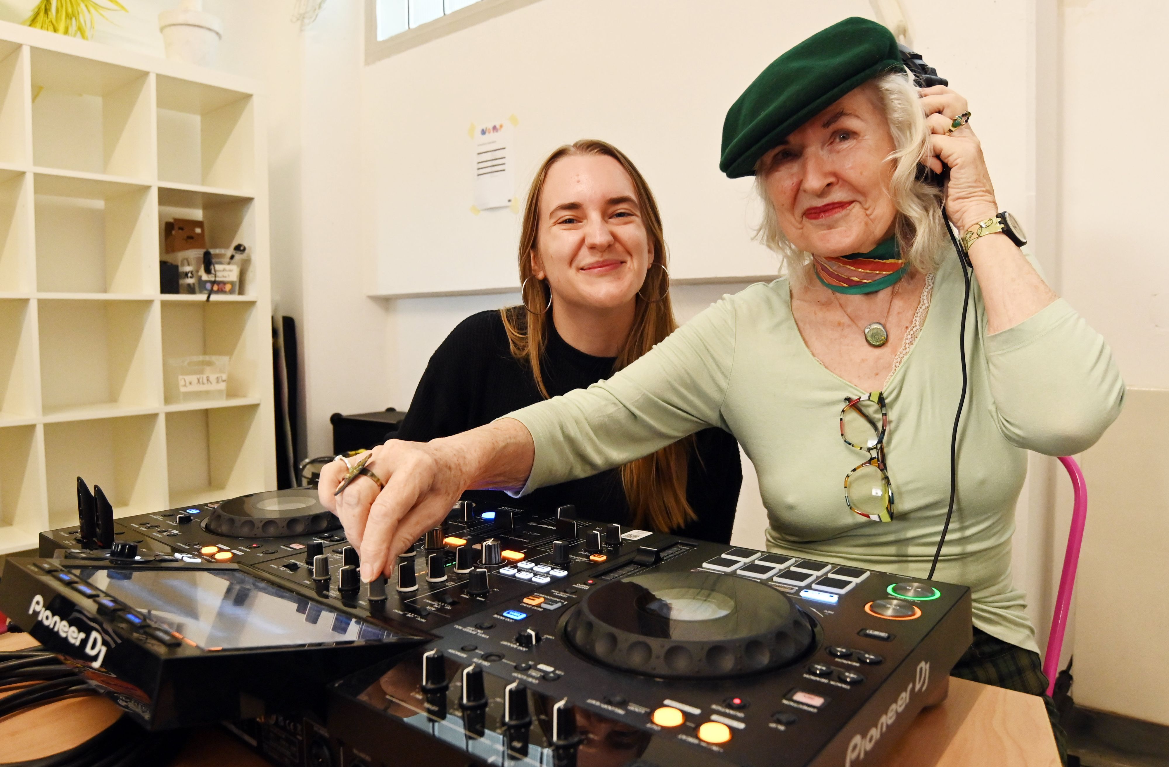 12.10.2026 Köln. c/o pop forever fresh Projekt mit Ü70-Jährigen Hobby DJs. Jana Gietmann (li.) und Monika alias Lady-Jane. Foto: Alexander Schwaiger