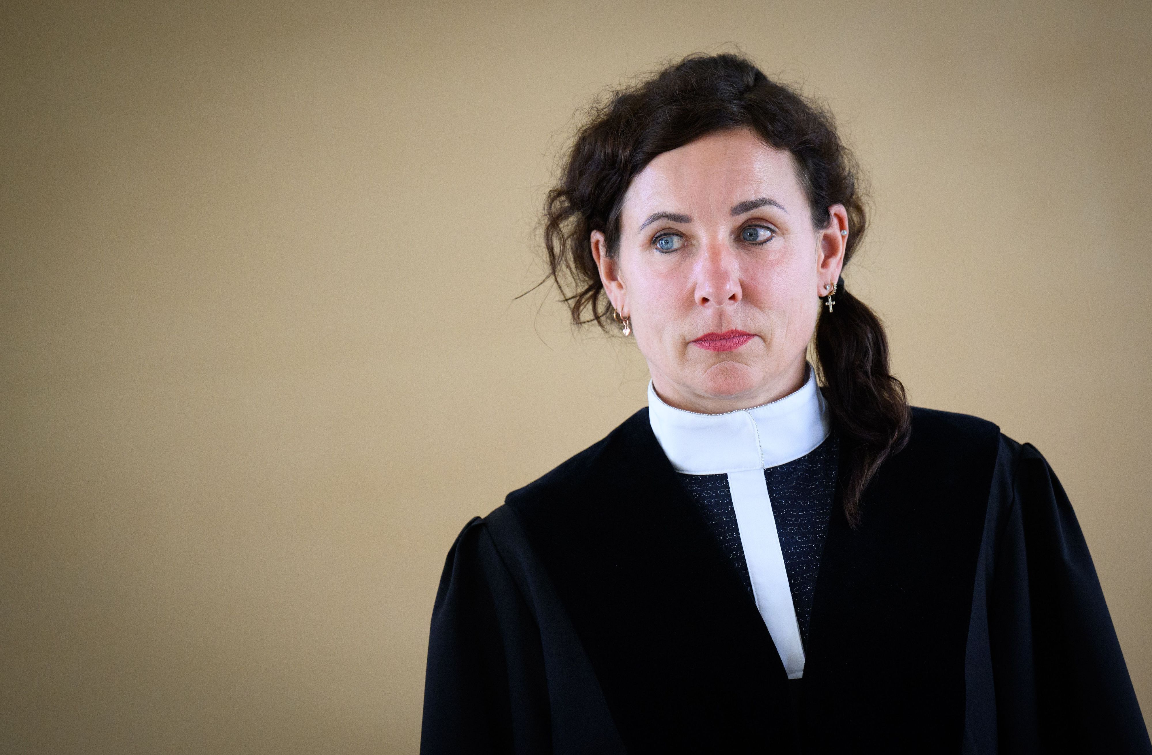 ARCHIV - 21.06.2024, Brandenburg, Potsdam: Verfassungsrichterin Julia Barbara Finck (besser bekannt als Schriftstellerin Juli Zeh) steht bei der Verkündung einer Entscheidung im Verfassungsgericht Brandenburg. (zu dpa: «Juli Zeh gibt Amt als Verfassungsrichterin vorzeitig auf») Foto: Bernd von Jutrczenka/dpa +++ dpa-Bildfunk +++
