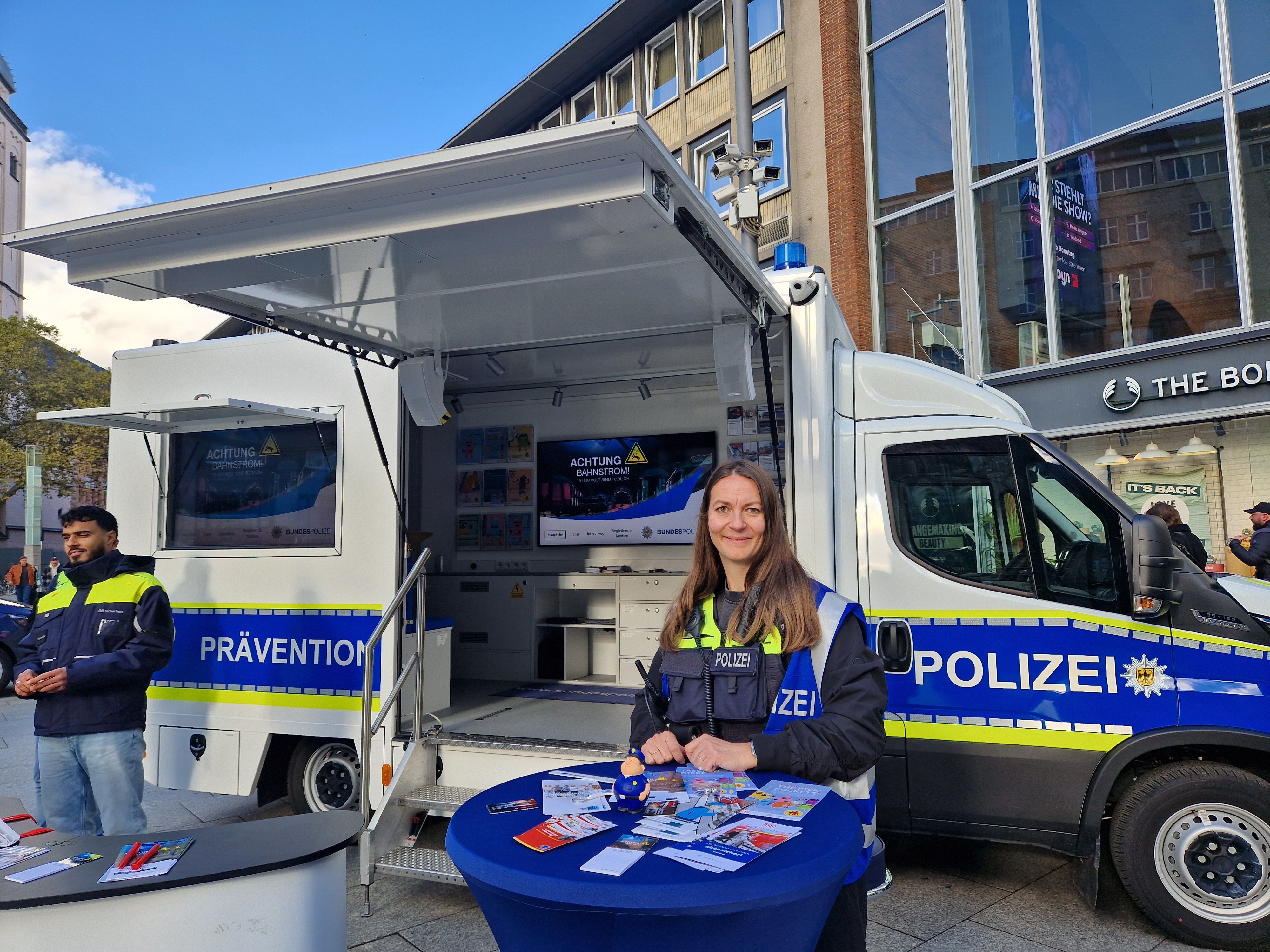 Die Präventionsbeauftragte der Bundespolizei Köln, Theresa Schröther warnt vor den Gefahren von Trainsurfing.