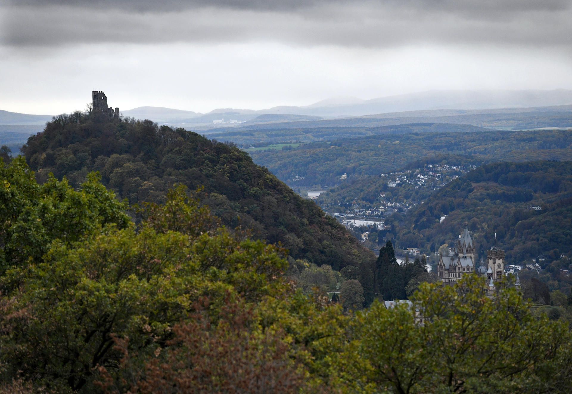 Königswinter: Regenwolken ziehen über die Höhen der Eifel, aufgenommen vom Petersberg. Zum Wochenende soll es kälter werden (Archivbild).