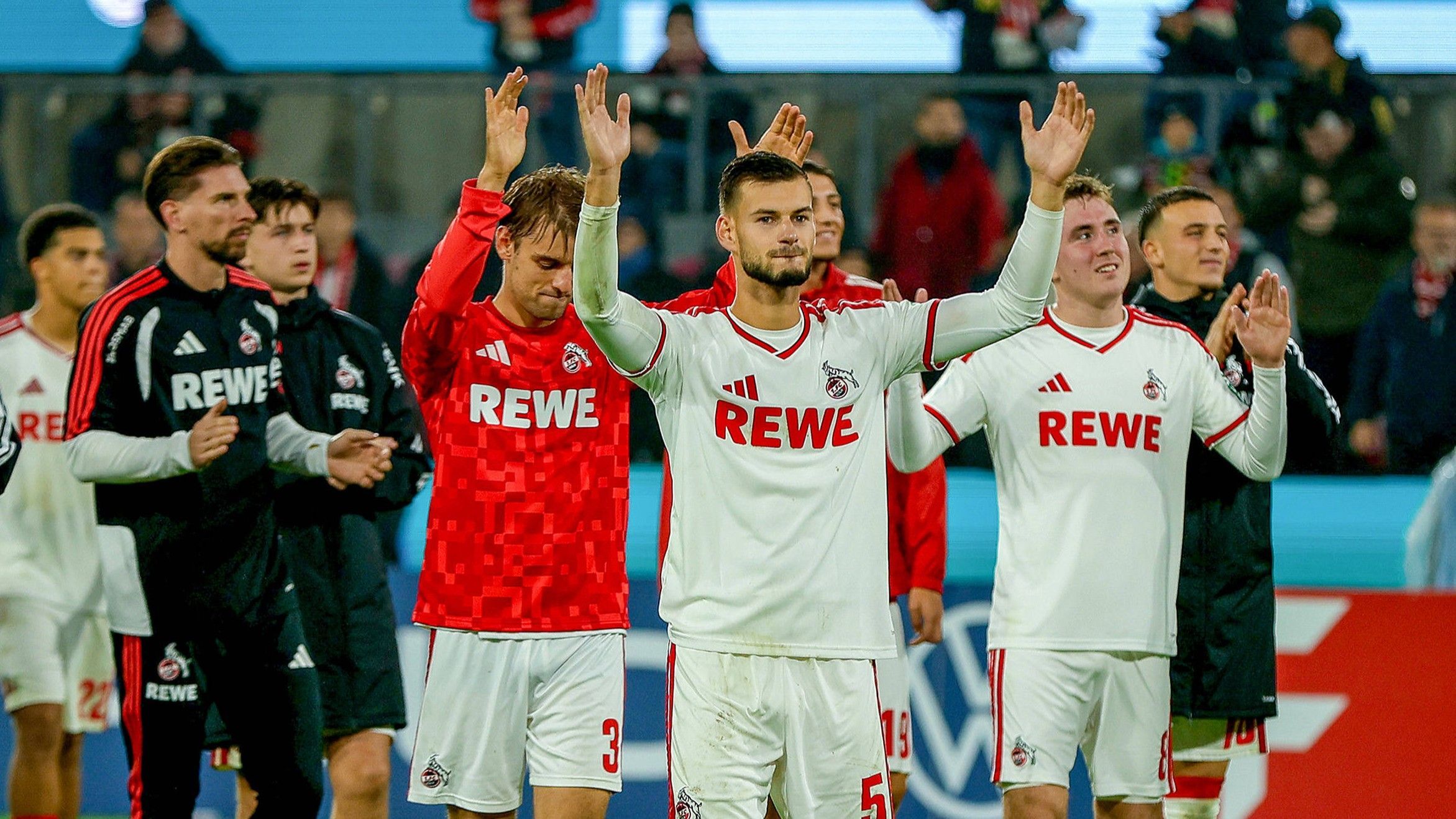 Die FC-Profis um den überragenden Tom Krauß jubeln nach dem 5:0 über Union Berlin.