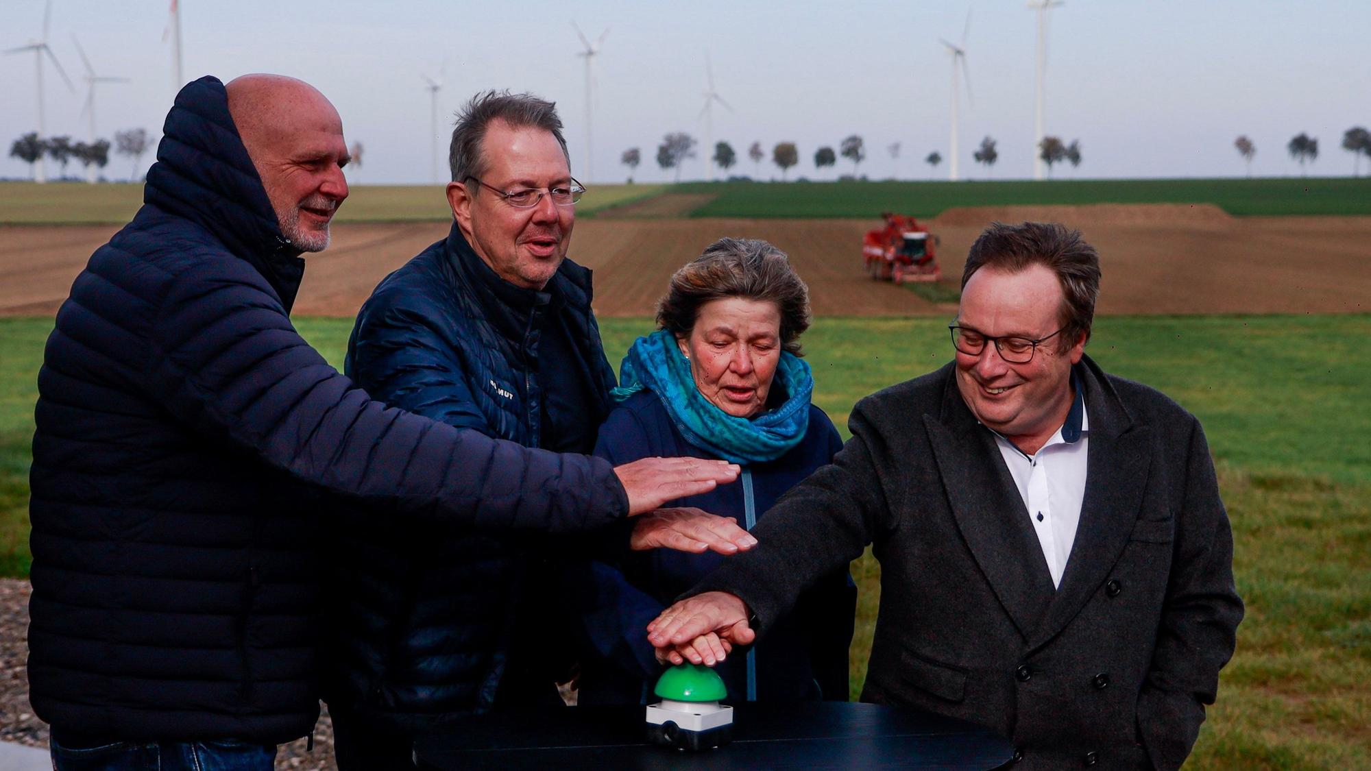 20.01.2026, Erkelenz: Frank Ritter, Heinrich Lohmann (beide MLK Gruppe), die stellvertretende Bürgermeisterin von Erkelenz, Christel Honold-Ziegahn und NRW-Umweltminister Oliver Krischer (v.l.): In Erkelenz Holzweiler sind nun die ersten Windenergieanlagen von 250 Meter hoch, jeweils 7,2 Megawatt ans Netz gegangen. Zusammen erzeugen sie rechnerisch Strom für rund 9.900 Haushalte. Foto: Arton Krasniqi