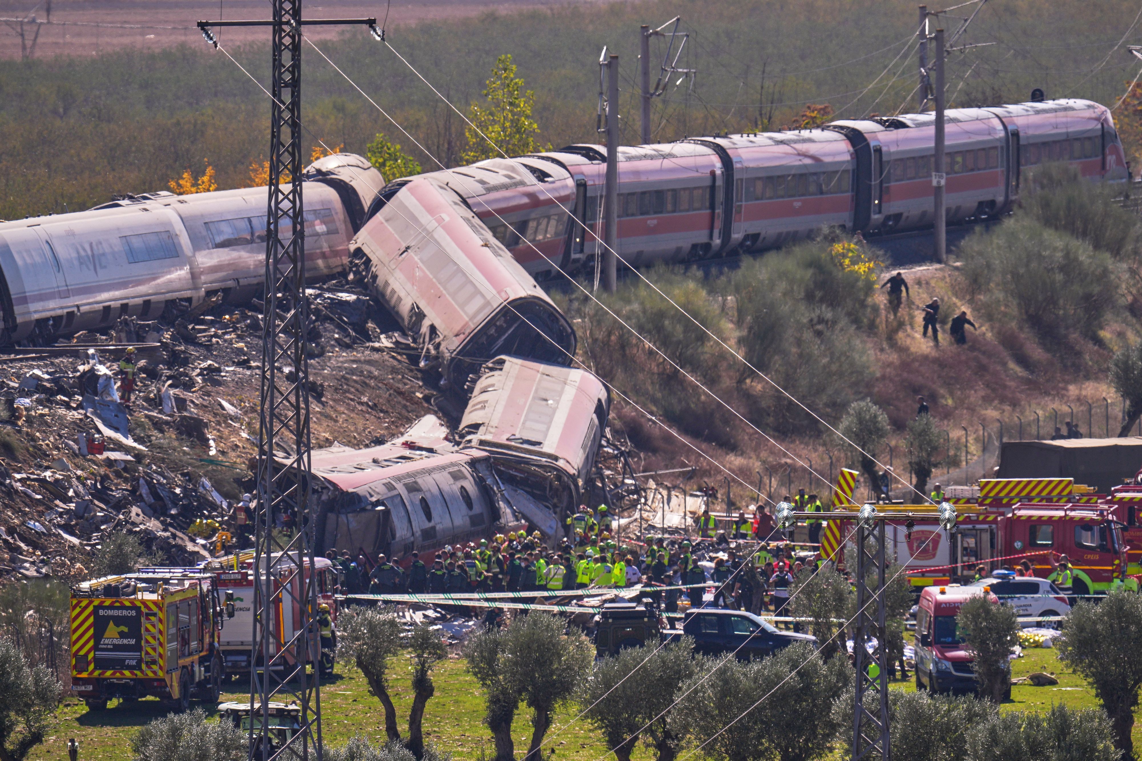 Rettungskräfte sind am Unfallort einer Kollision zwischen zwei Zügen im Einsatz.