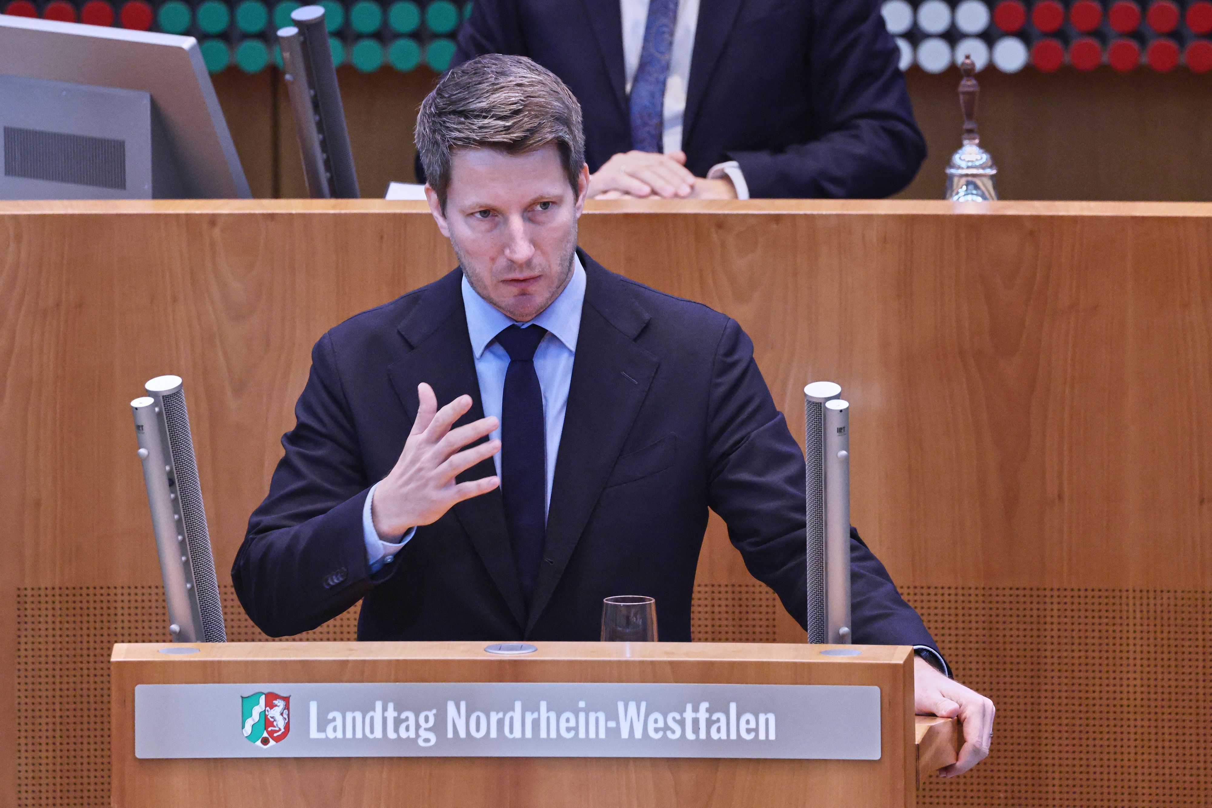 14.10.2026, Nordrhein-Westfalen, Düsseldorf: Martin Vincent (AfD), Landtagsabgeordnete, spricht bei einer Aktuellen Stunde im Plenum. Der Landtag ist zu einer Plenarsitzung mit Aktueller Stunde zusammengekommen. Foto: Oliver Berg/dpa +++ dpa-Bildfunk +++