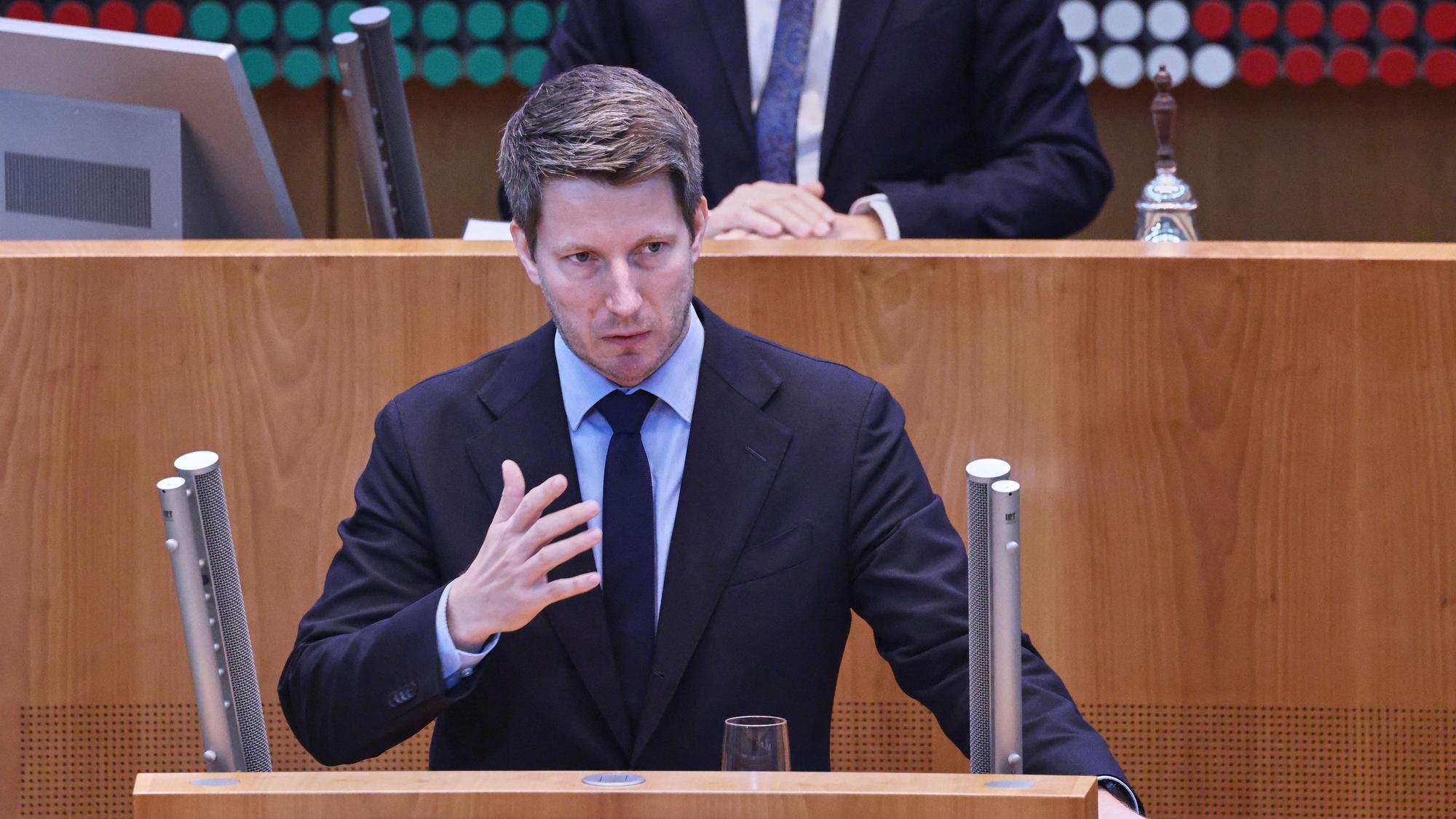 14.10.2026, Nordrhein-Westfalen, Düsseldorf: Martin Vincent (AfD), Landtagsabgeordnete, spricht bei einer Aktuellen Stunde im Plenum. Der Landtag ist zu einer Plenarsitzung mit Aktueller Stunde zusammengekommen. Foto: Oliver Berg/dpa +++ dpa-Bildfunk +++