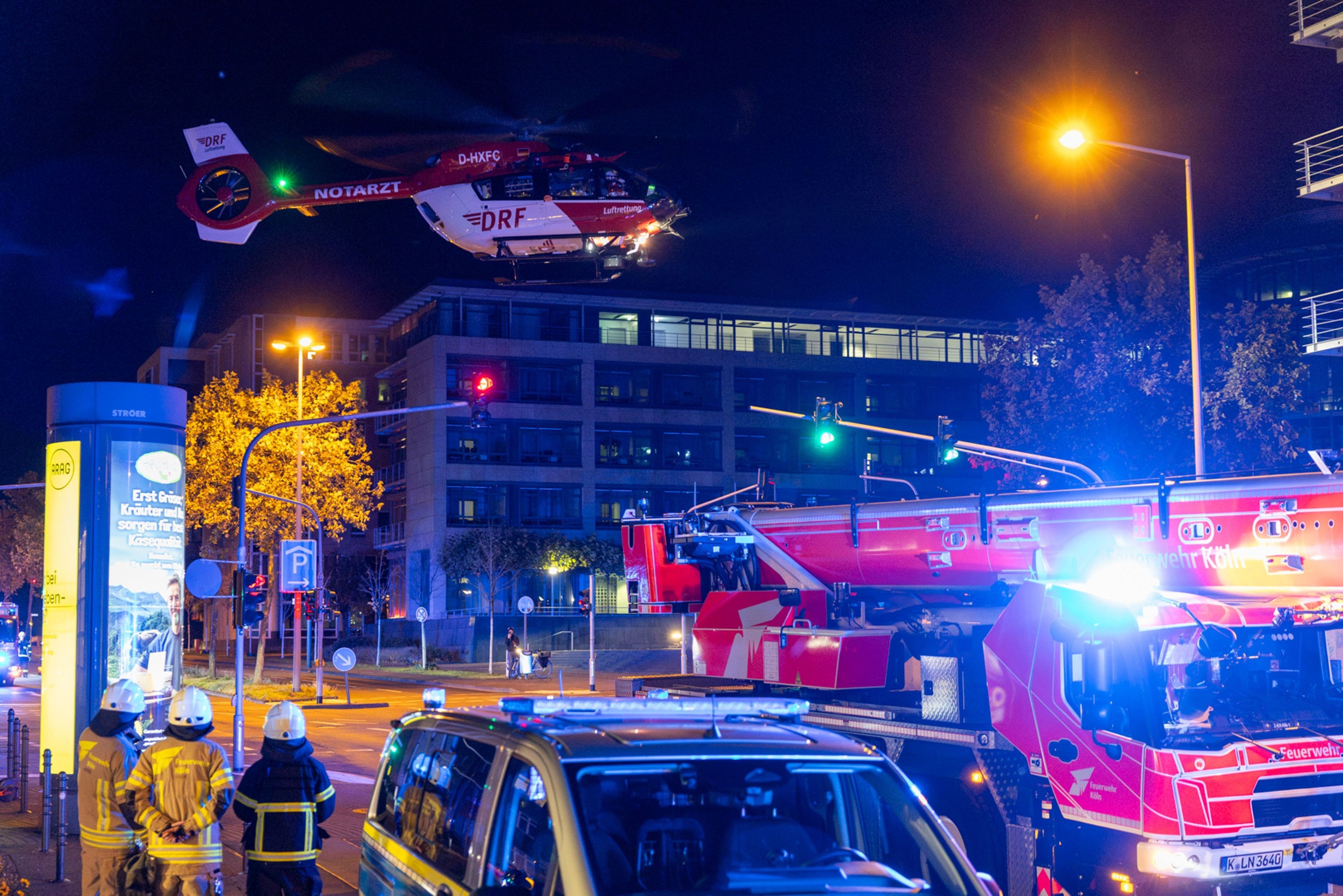 ARCHIV - 11.10.2026, Nordrhein-Westfalen, Köln: Rettungskräfte und ein Hubschrauber sind nach einem schweren Unfall beim Trainsurfing im Einsatz. Ein 14-Jähriger war auf dem Dach eines Zuges mitgefahren und lebensgefährlich durch einen Stromschlag verletzt worden. (zu dpa: «Jugendlicher nach Trainsurfing gestorben») Foto: Jan Ohmen/dpa +++ dpa-Bildfunk +++