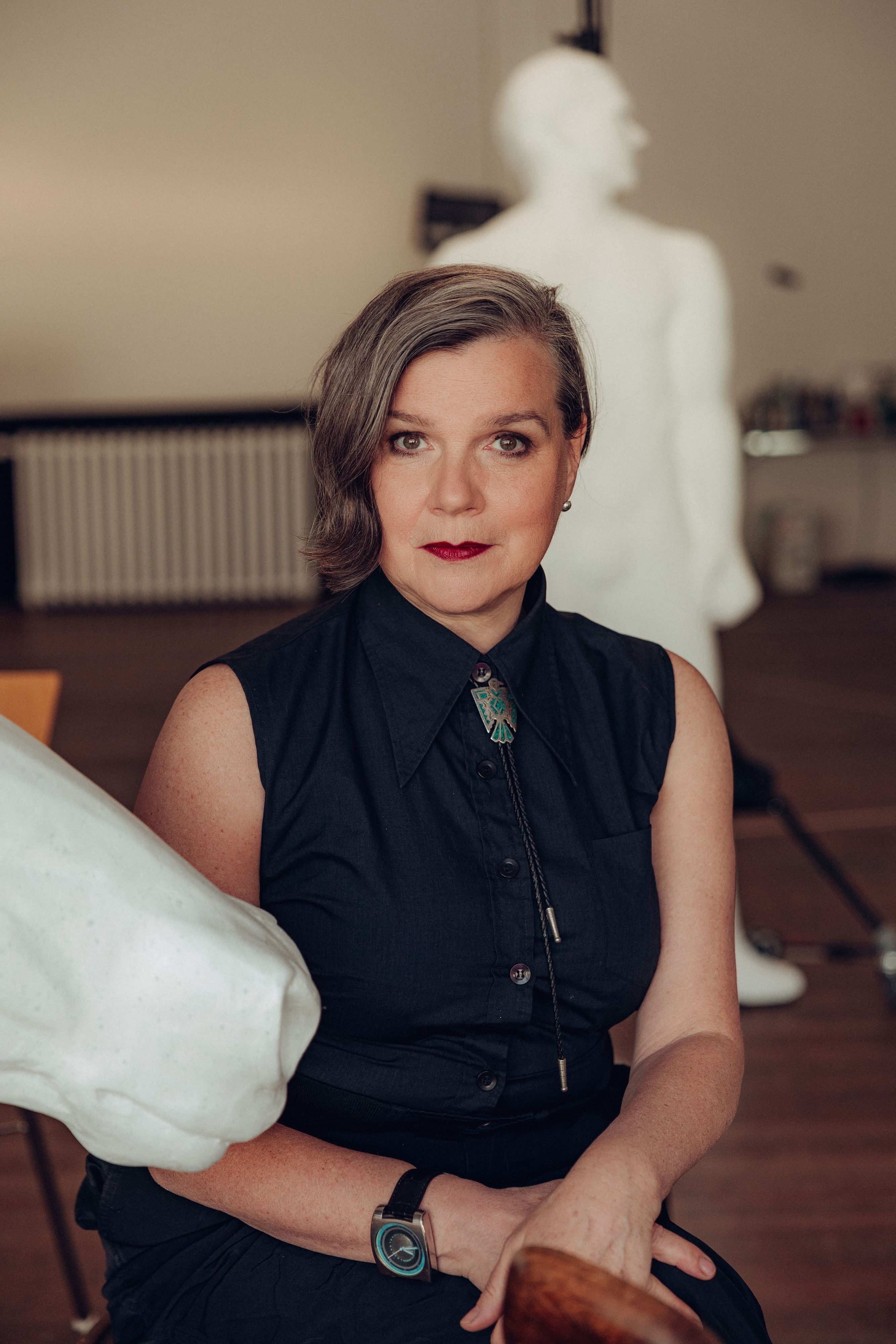 Eine Frau blickt freundlich in die Kamera.