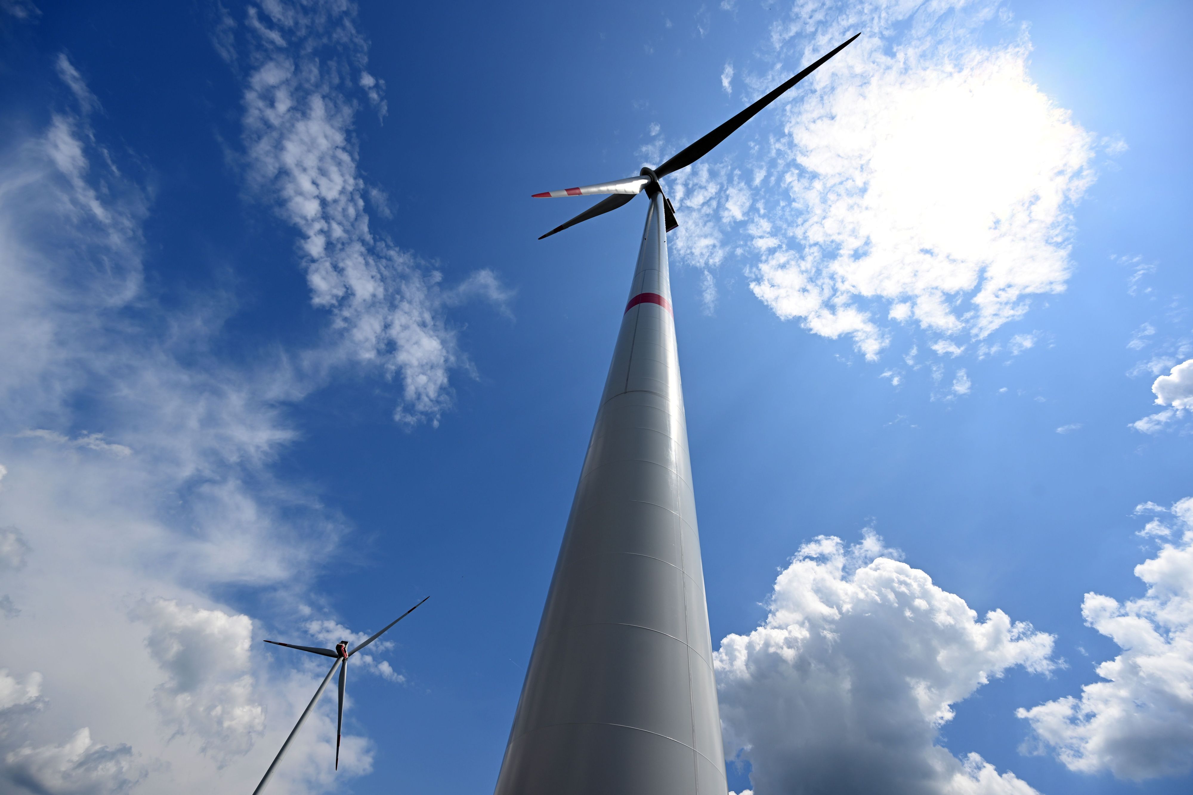 Bad Berleburg: Wolken ziehen über Windräder zur Stromerzeugung.