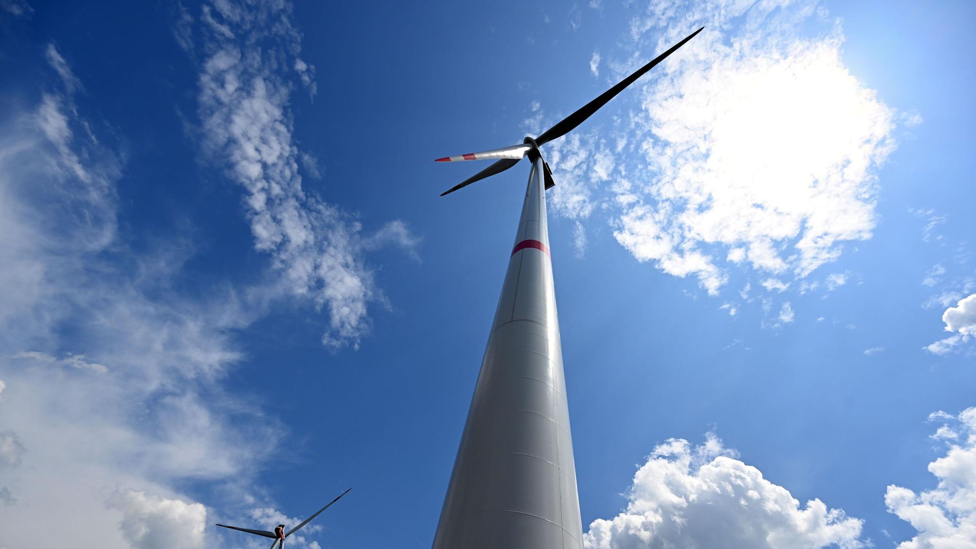 Bad Berleburg: Wolken ziehen über Windräder zur Stromerzeugung.