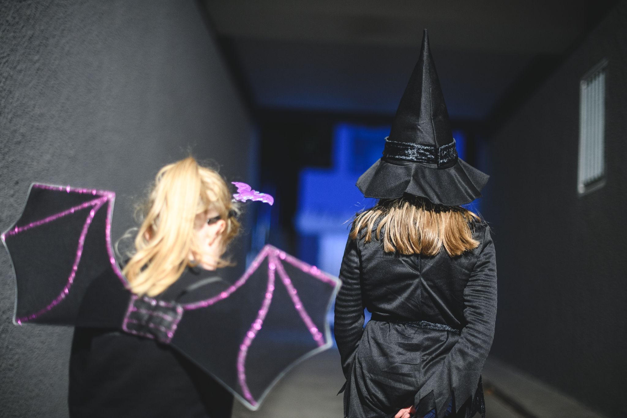 Zwei als Vampir und Hexe verkleidete Kinder