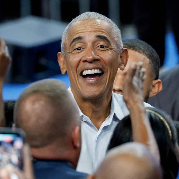 Ex-Präsident Barack Obama grüßt seine Fans nach einem Wahlkampfauftritt im US-Bundesstaat Georgia. Der Demokrat liefert sich vor den Midterms einen Schlagabtausch mit US-Präsident Donald Trump.