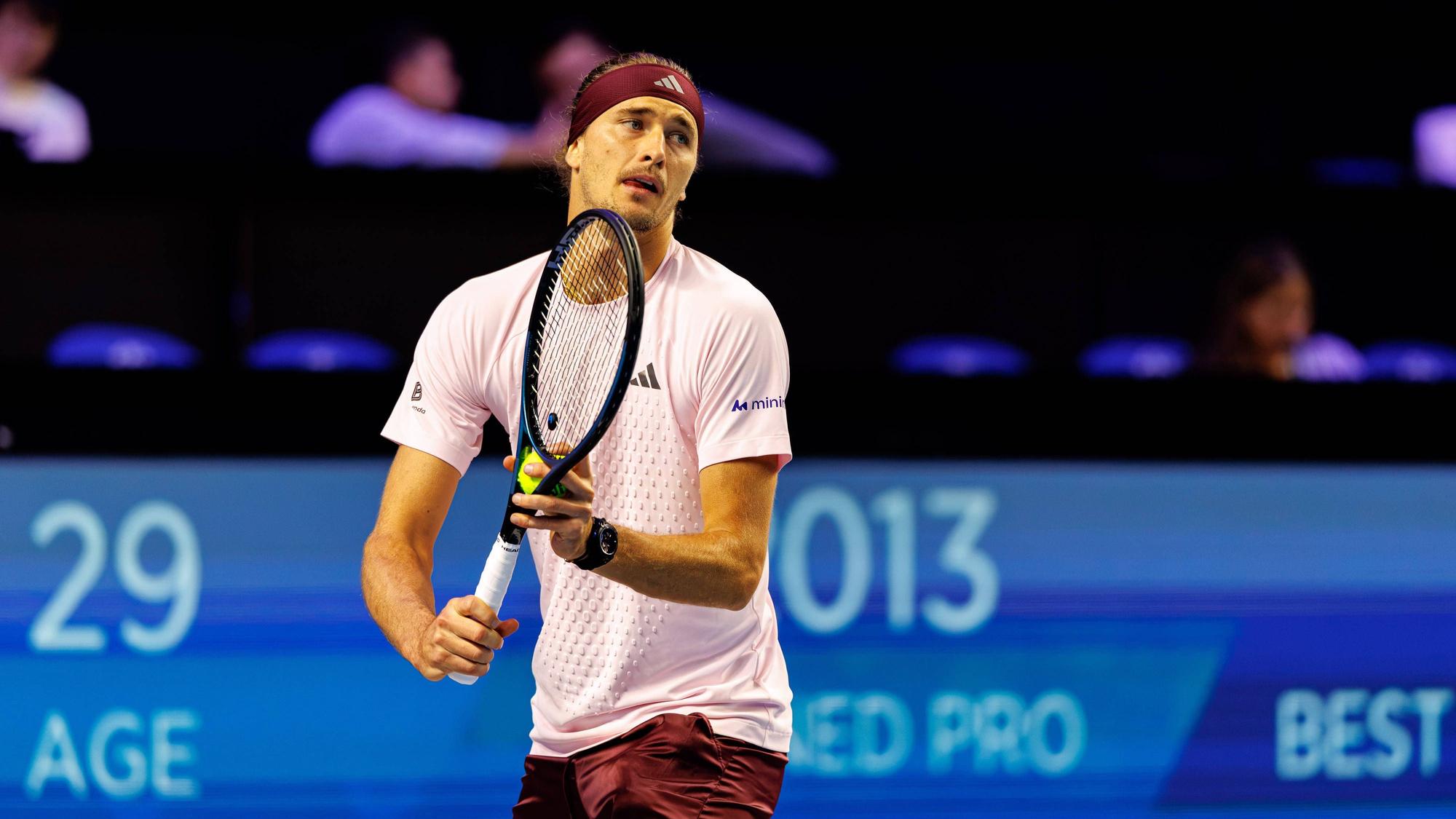 Alexander Zverev vor einem Aufschlag.