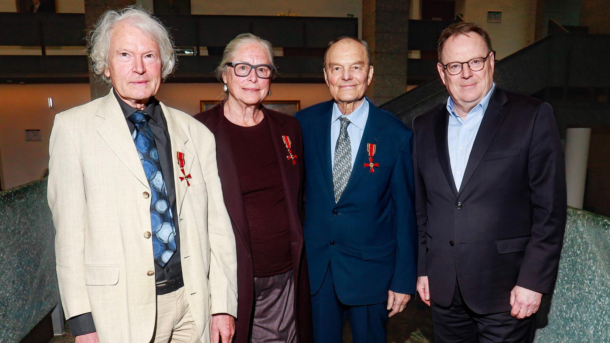 29.10.2026, Köln: Oberbürgermeister Torsten Burmester verleiht Bundesverdienstorden an Ulrich Krüger, Mayen Beckmann und Gerd Herold (v.l.). Foto: Arton Krasniqi