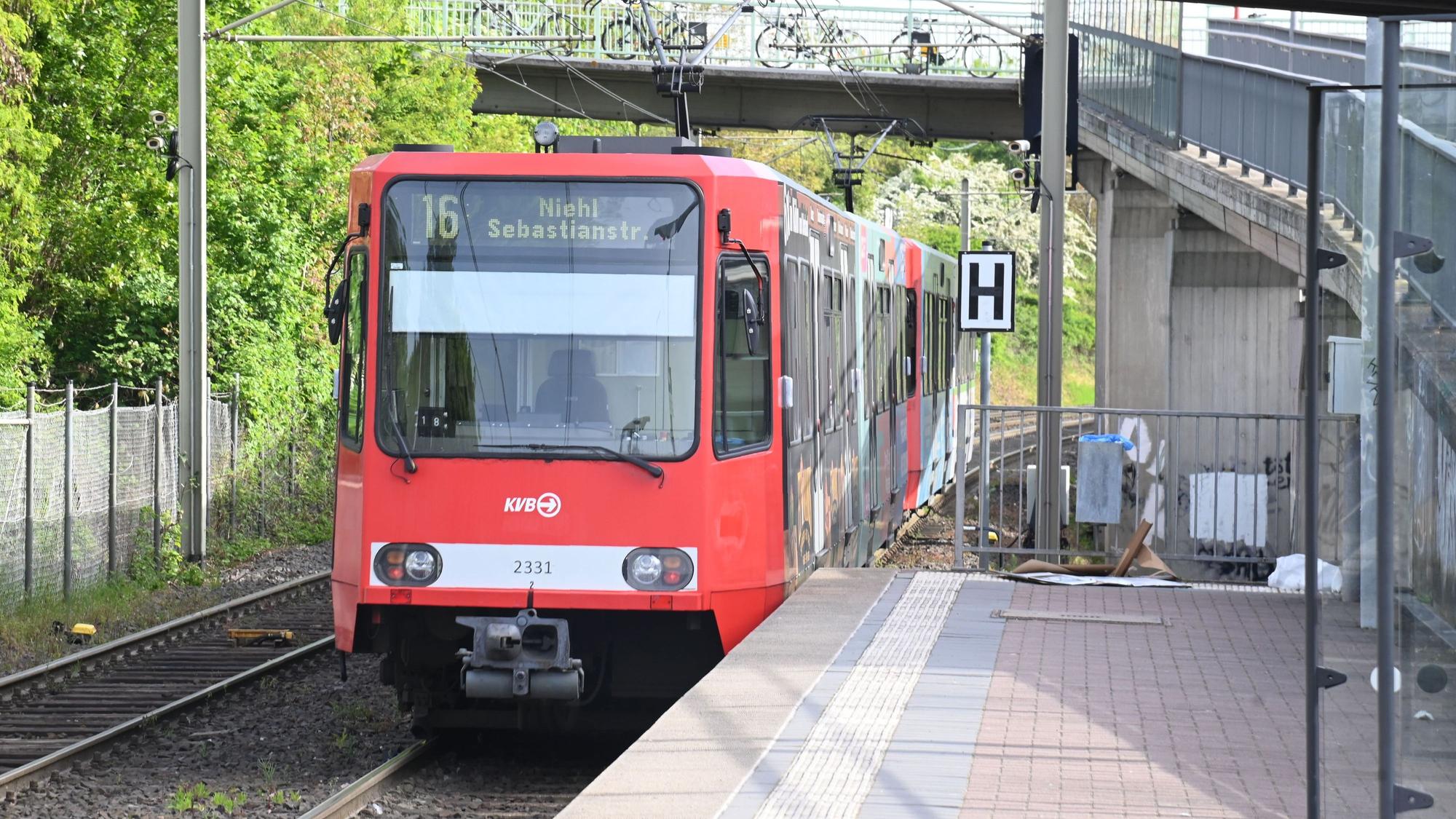 Eine KVB-Bahn der Linie 16 an der Haltestelle Köln-Godorf.