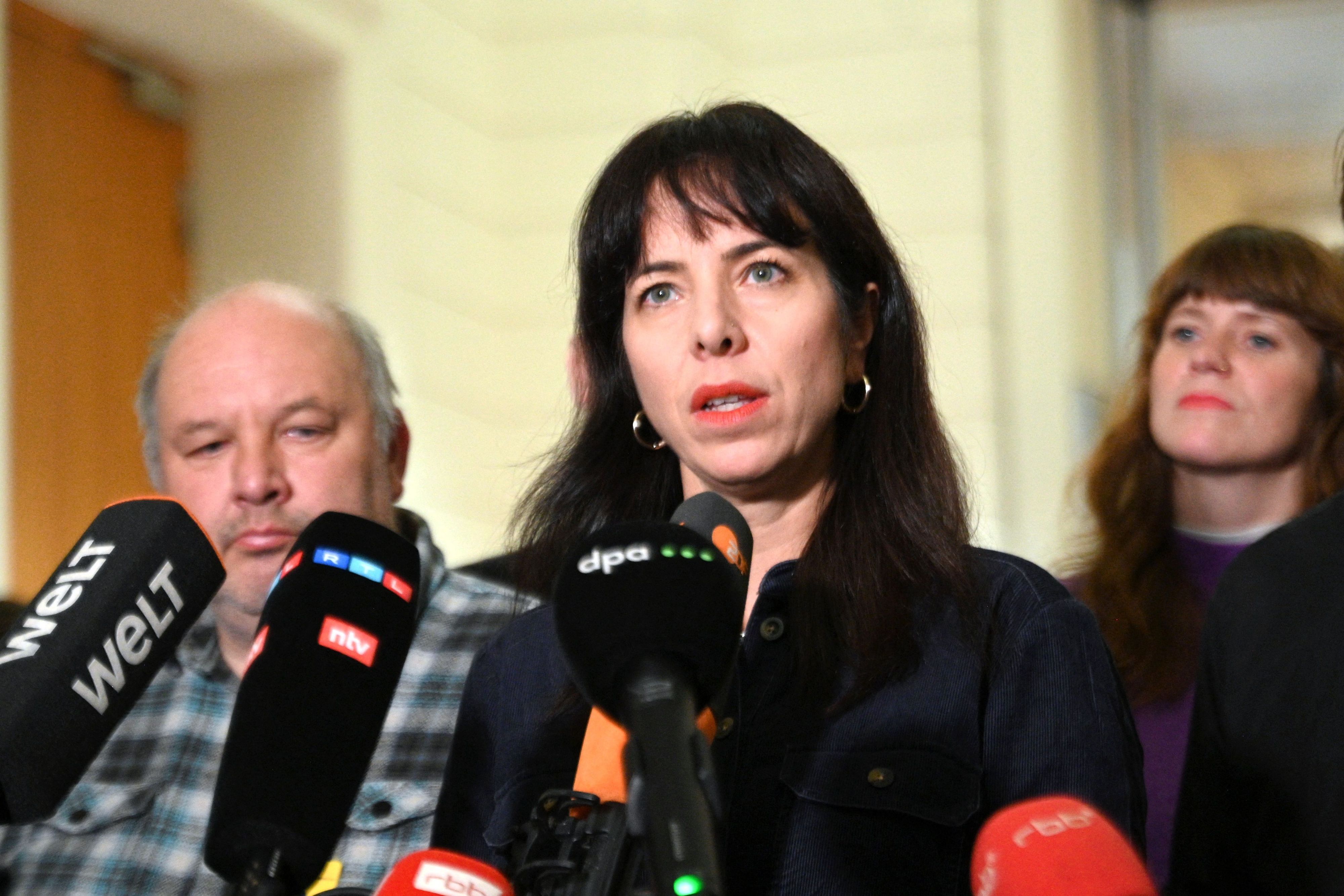 Elif Eralp, Fraktionsvorsitzende der Linken im Abgeordnetenhaus, gibt eine Stellungnahme vor Medienvertretern ab.