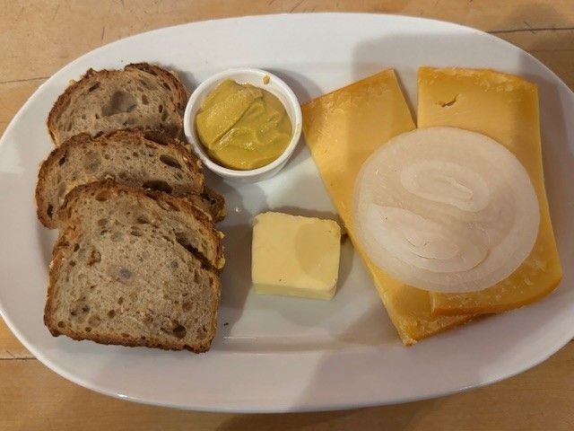 Das Kultgericht „Halver Hahn“ wird nicht mehr im traditionellen Röggelchen serviert.