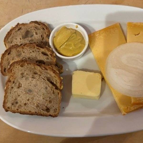 Das Kultgericht „Halver Hahn“ wird nicht mehr im traditionellen Röggelchen serviert.