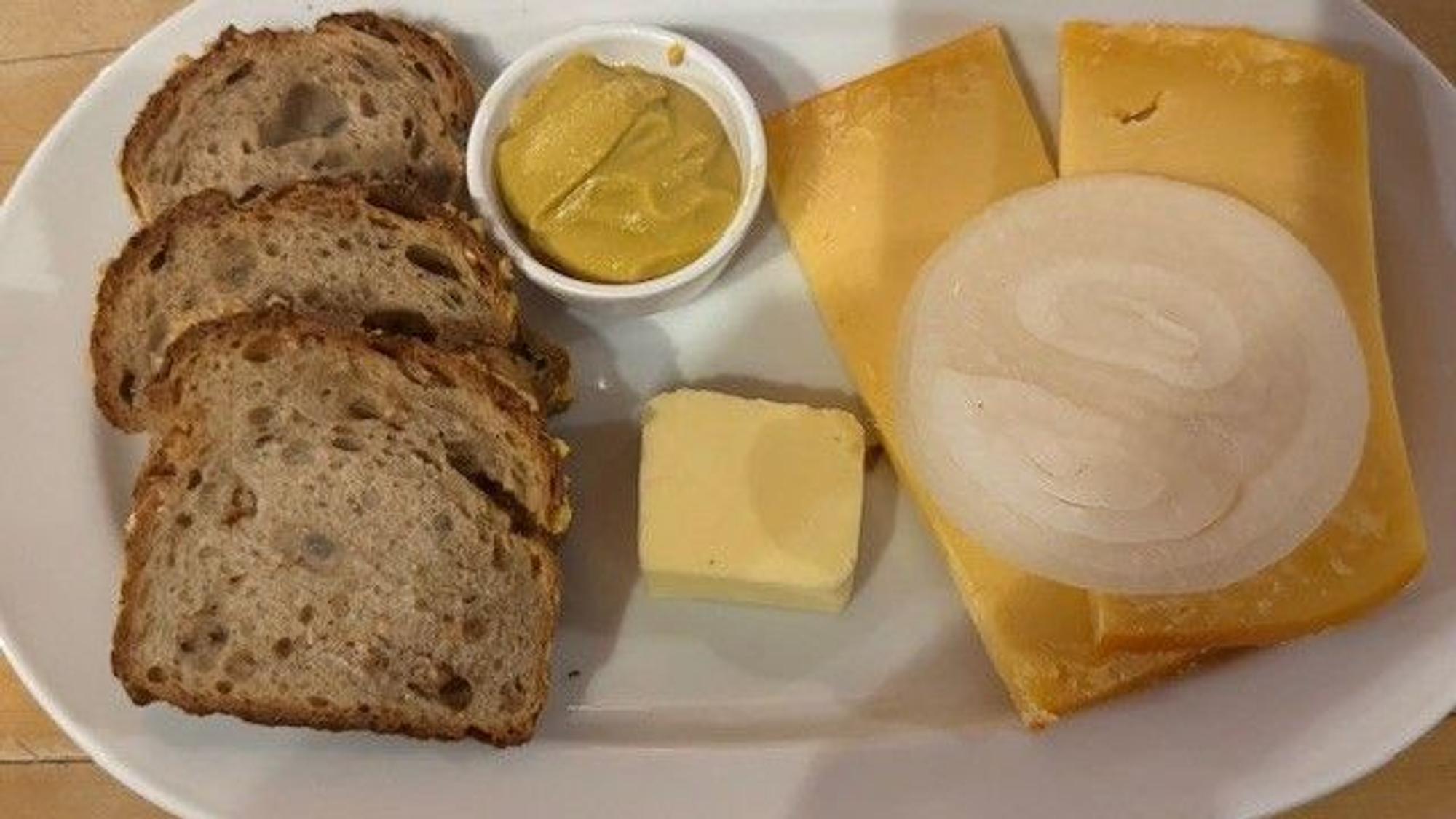 Das Kultgericht „Halver Hahn“ wird nicht mehr im traditionellen Röggelchen serviert.