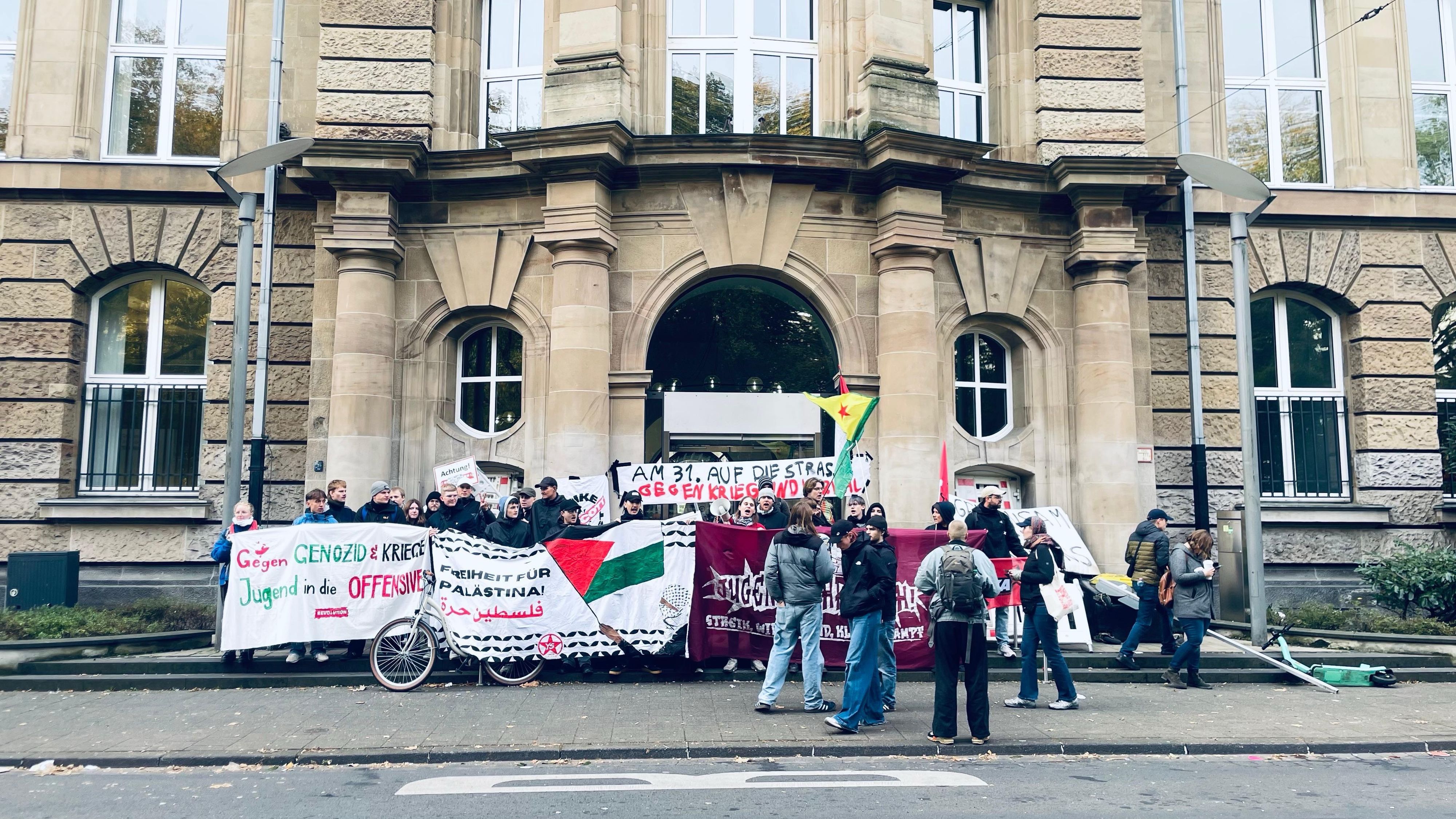 Kölner Anhänger der jungen Protestinitiative „Gen Z regelt“ protestieren vor der Technischen Hochschule am Ubierring.