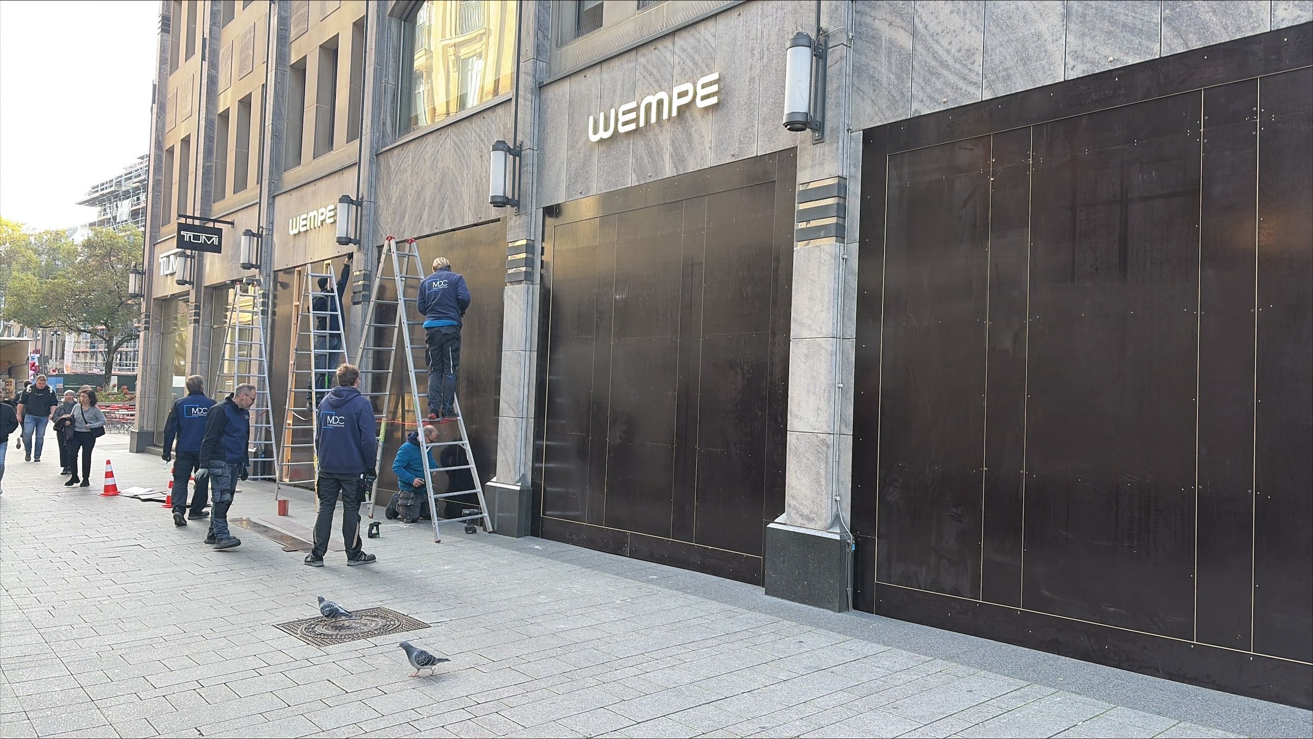 ARCHIV - 25.09.2026, Berlin: Menschen demonstrieren mit einem Schild mit der Aufschrift "Sozialleistungen statt Wehrpflicht" beim Schulstreik gegen die Wiedereinführung der Wehrpflicht (Symbolbild). (zu dpa: «Gen Z protestiert: Tausende Zusagen für Demo in Mainz») Foto: Sven Kaeuler/dpa +++ dpa-Bildfunk +++