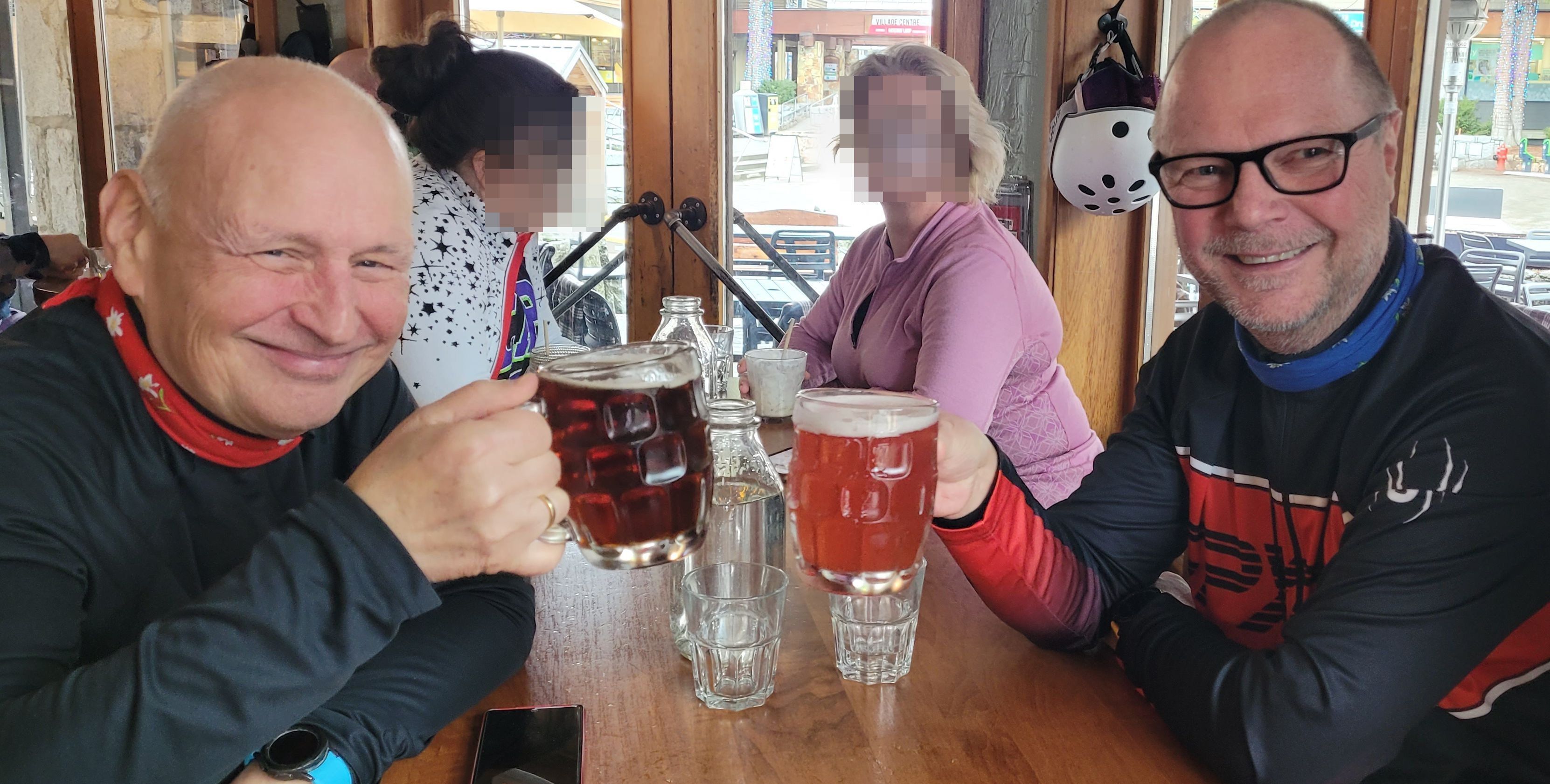 Frank und Uwe Wolsbeck (beide 66 und hier im Urlaub in Whistler, Kanada) waren fassungslos, als sie jetzt in ihrer Stamm-Gaststätte „Em Golde Kappes“ den Halve Hahn nicht mehr mit Röggelchen serviert bekamen.