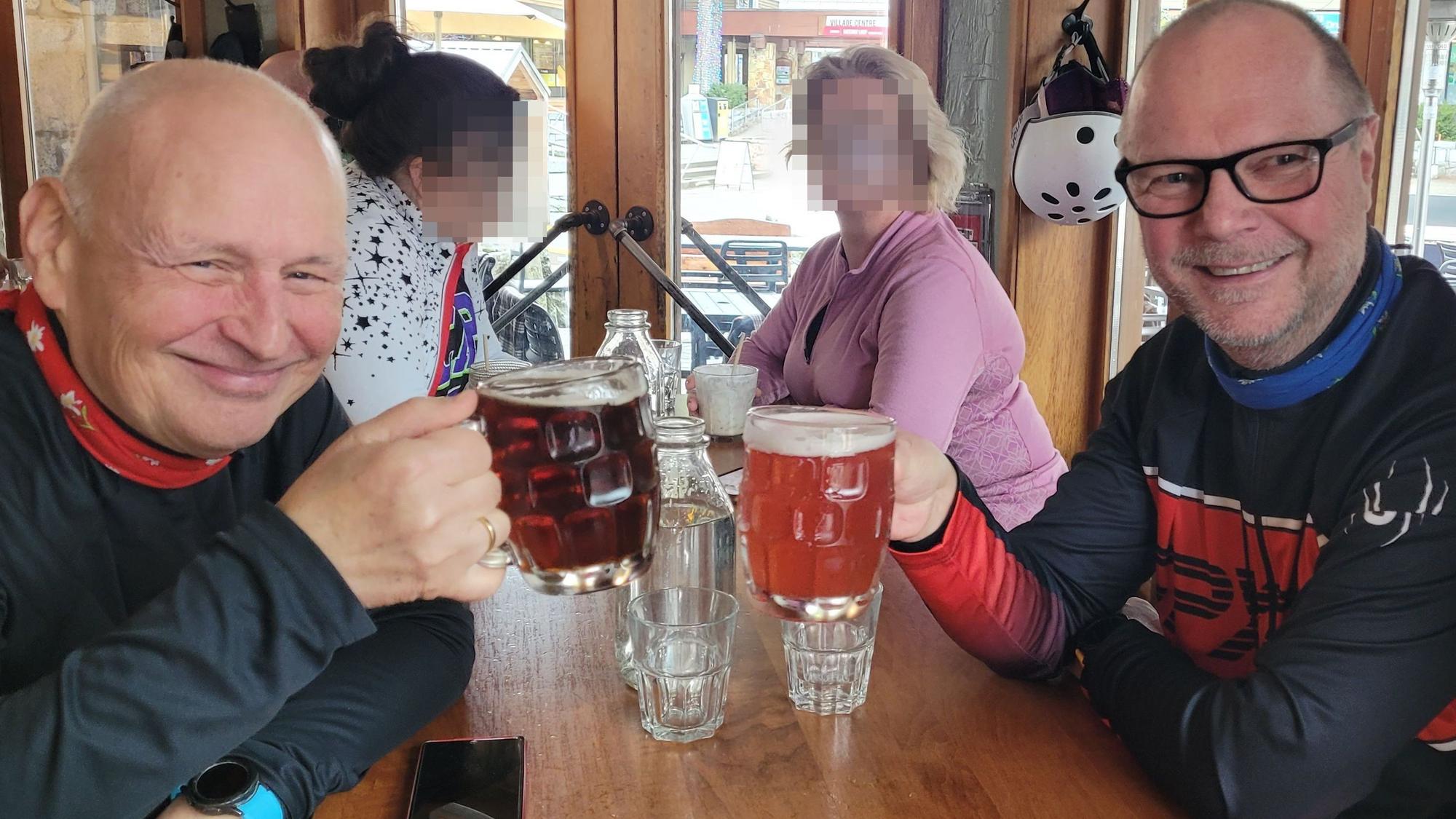 Frank und Uwe Wolsbeck (beide 66 und hier im Urlaub in Whistler, Kanada) waren fassungslos, als sie jetzt in ihrer Stamm-Gaststätte „Em Golde Kappes“ den Halve Hahn nicht mehr mit Röggelchen serviert bekamen.