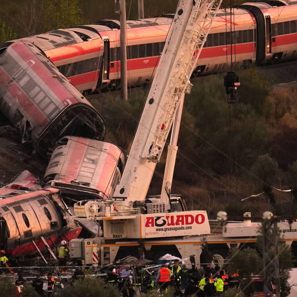 Rettungskräfte sind am Unfallort nach dem Zusammenstoß zweier Züge im Einsatz. Das Unglück ereignete sich kurz vor neun Uhr, als ein Zug des privaten Bahnunternehmens Iryo zum Stehen kam und ein nachfolgender Zug der staatlichen Gesellschaft Renfe von hinten auf ihn auffuhr.