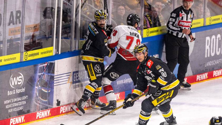 Spielszene im Duell der Krefeld Pinguine gegen die Kölner Haie.