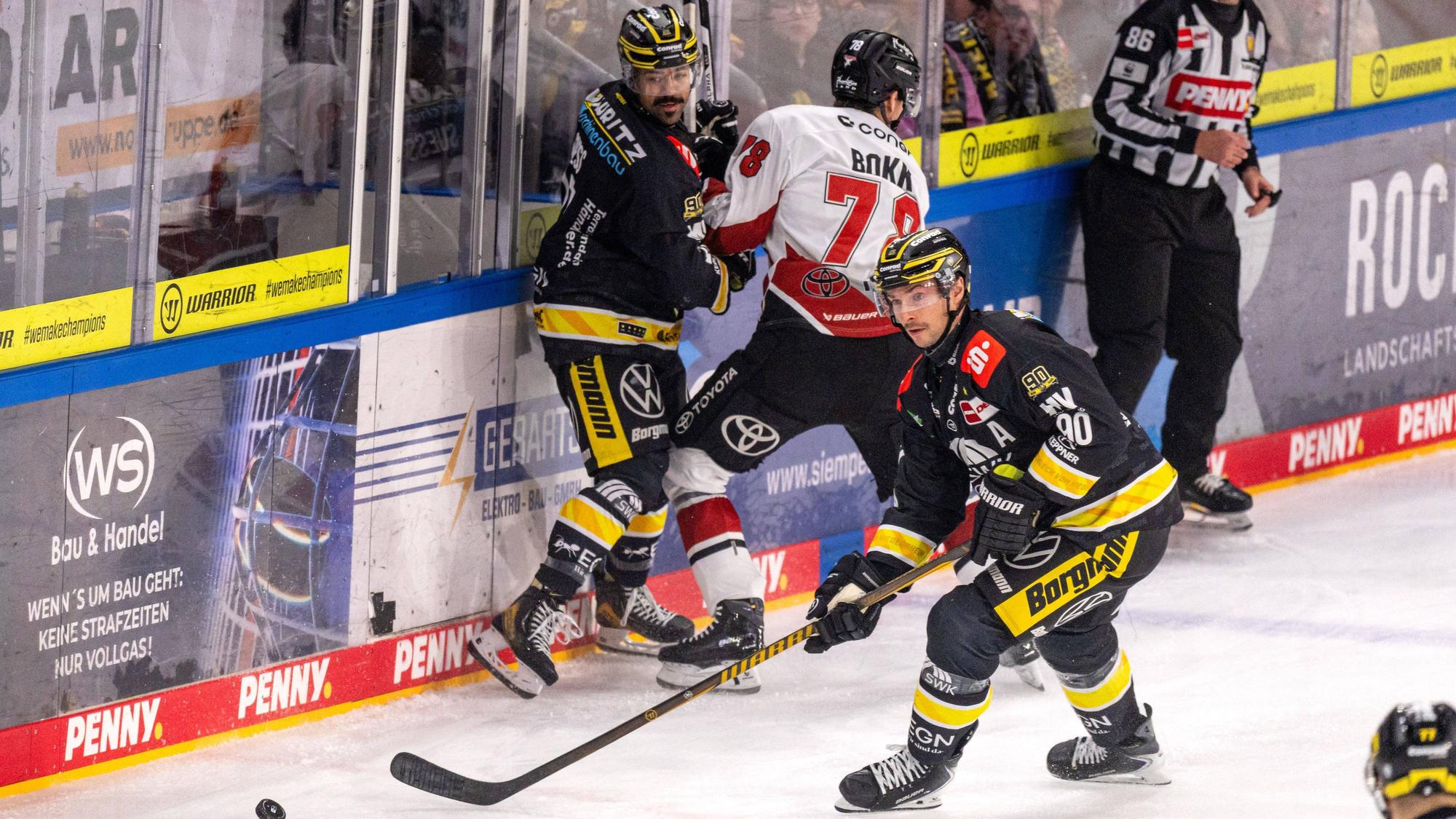 Spielszene im Duell der Krefeld Pinguine gegen die Kölner Haie.