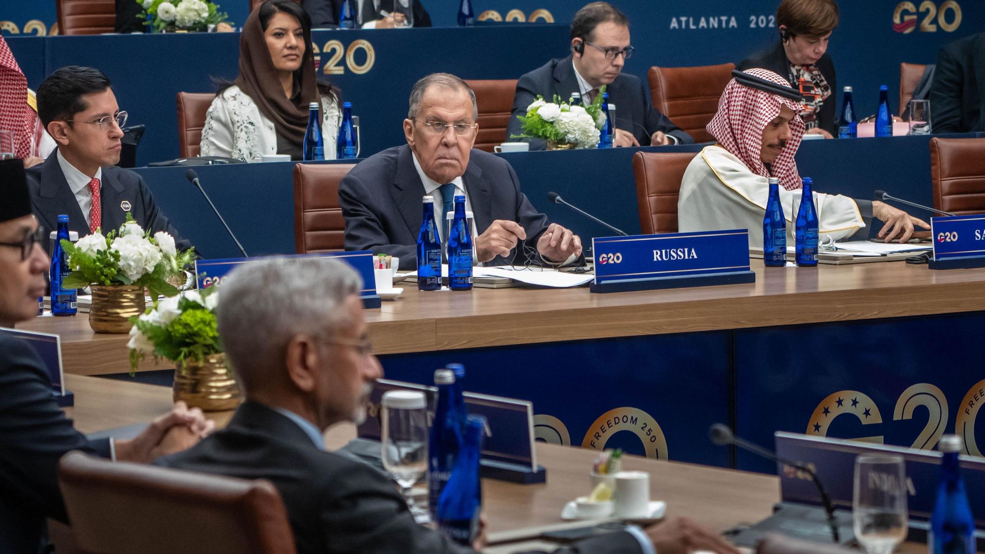 Sergei Lawrow (M.), Außenminister von Russland, nimmt am G20-Außenministertreffen unter dem Vorsitz von US-Außenminister Rubio in Atlanta teil.