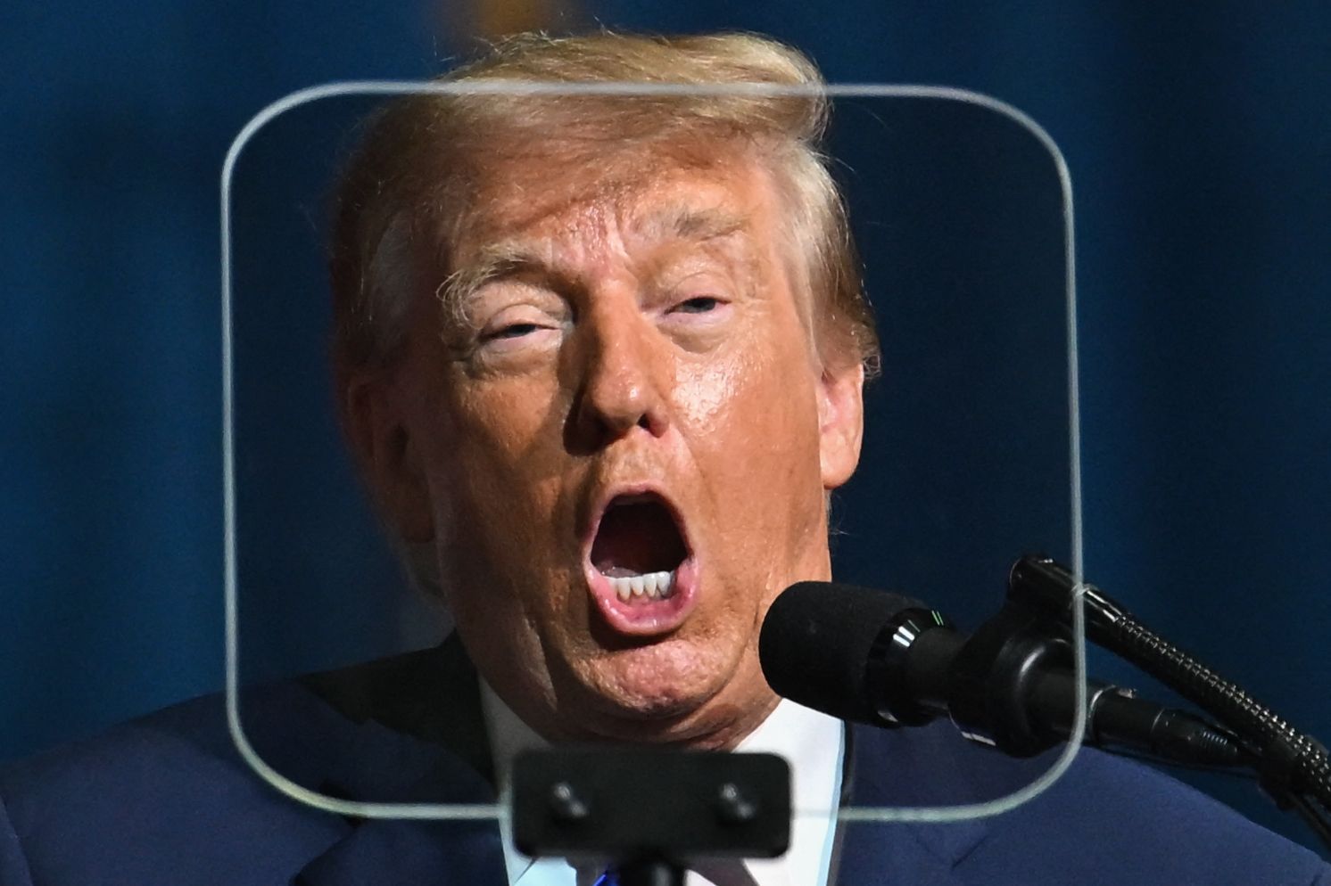 US-Präsident Donald Trump fotografiert durch einen Teleprompter bei einem Wahlkampfauftritt. (Archivbild)