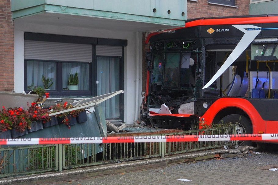 Ein Schulbus mit rund 20 Kindern an Bord ist am Morgen in Bad Oldesloe in Schleswig-Holstein verunglückt und gegen eine Hauswand gefahren.