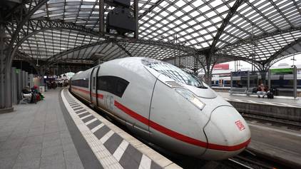 Am Hauptbahnhof in Köln steht ein ICE.