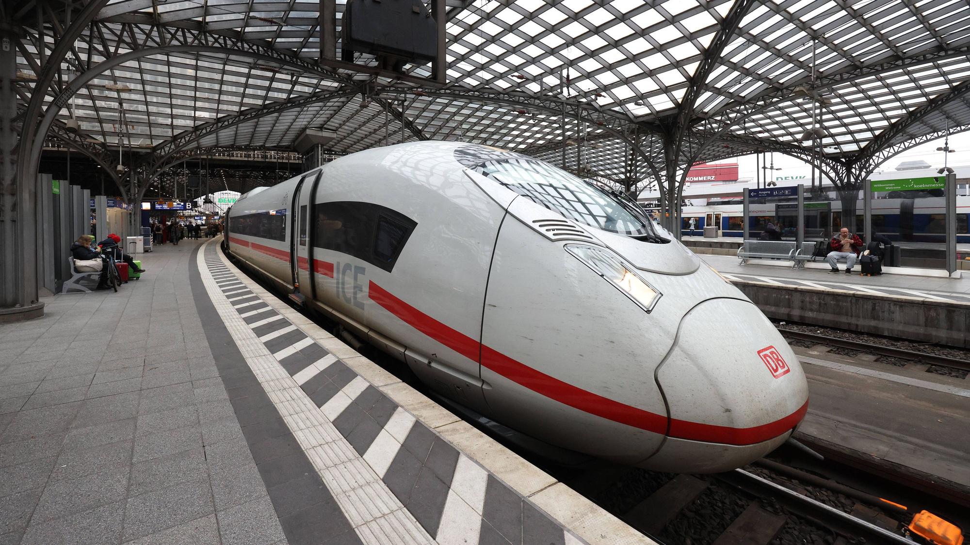 Am Hauptbahnhof in Köln steht ein ICE.