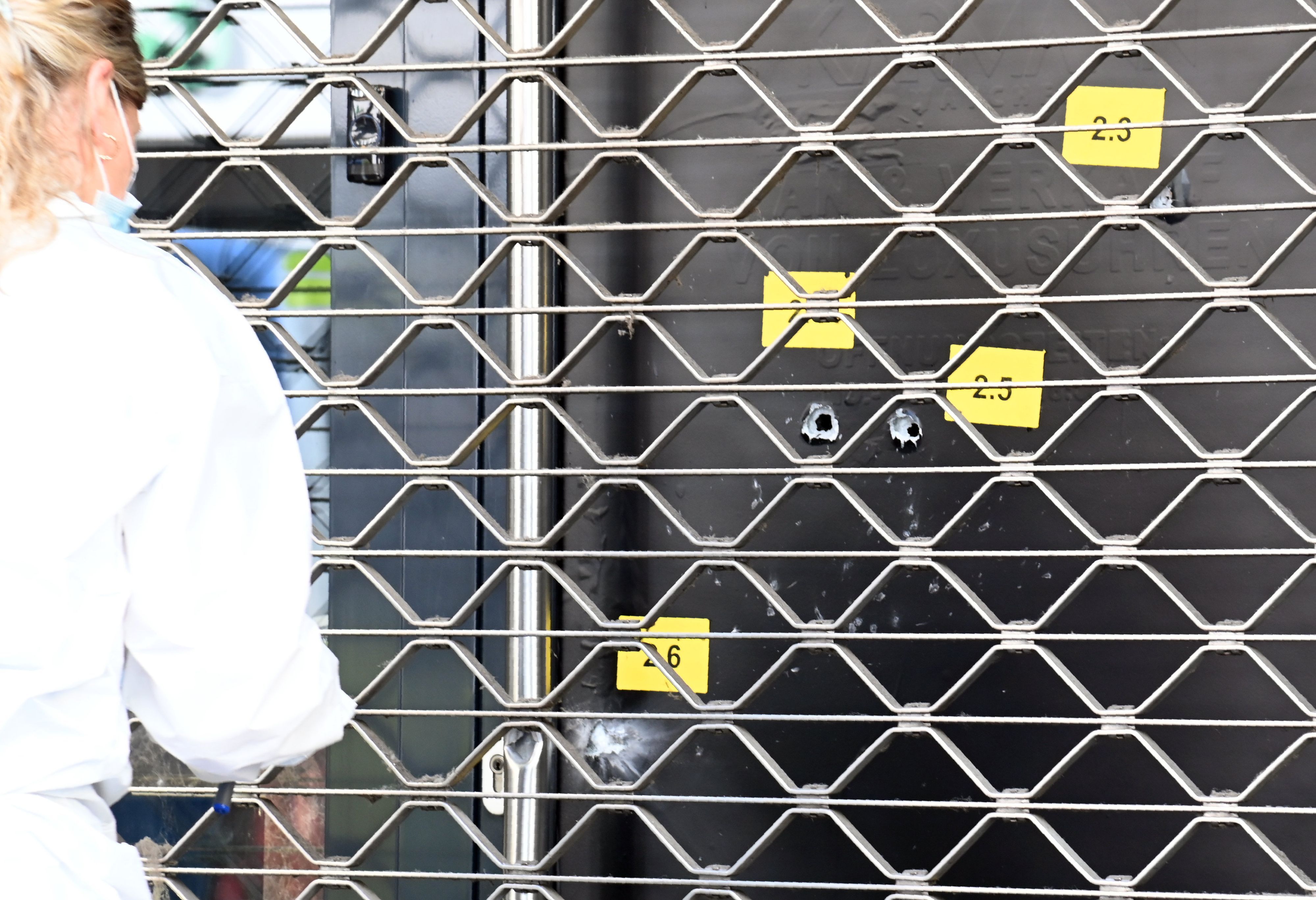 Auf ein Geschäft mit Luxusuhren in der Kölner Breite Straße wurden erstmals im August dieses Jahres Schüsse abgegeben. Die Polizei (KTU) sicherte die Spuren.