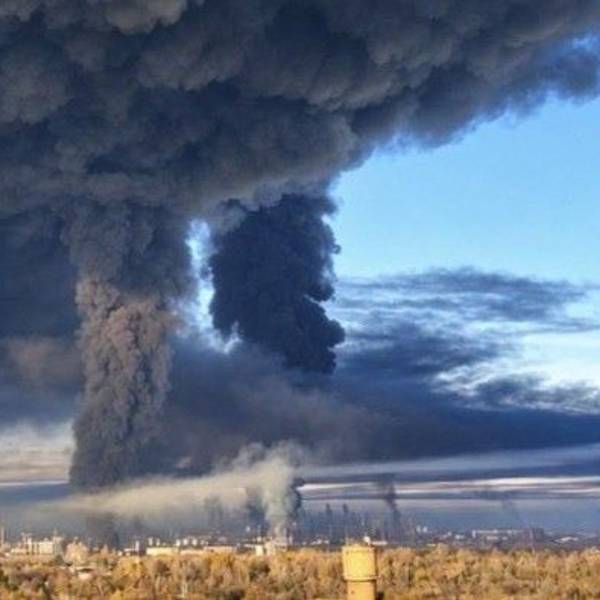 Ein in den sozialen Netzwerken kursierendes Foto soll Rauchsäulen über einer Raffinerie in der russischen Region Samara zeigen.