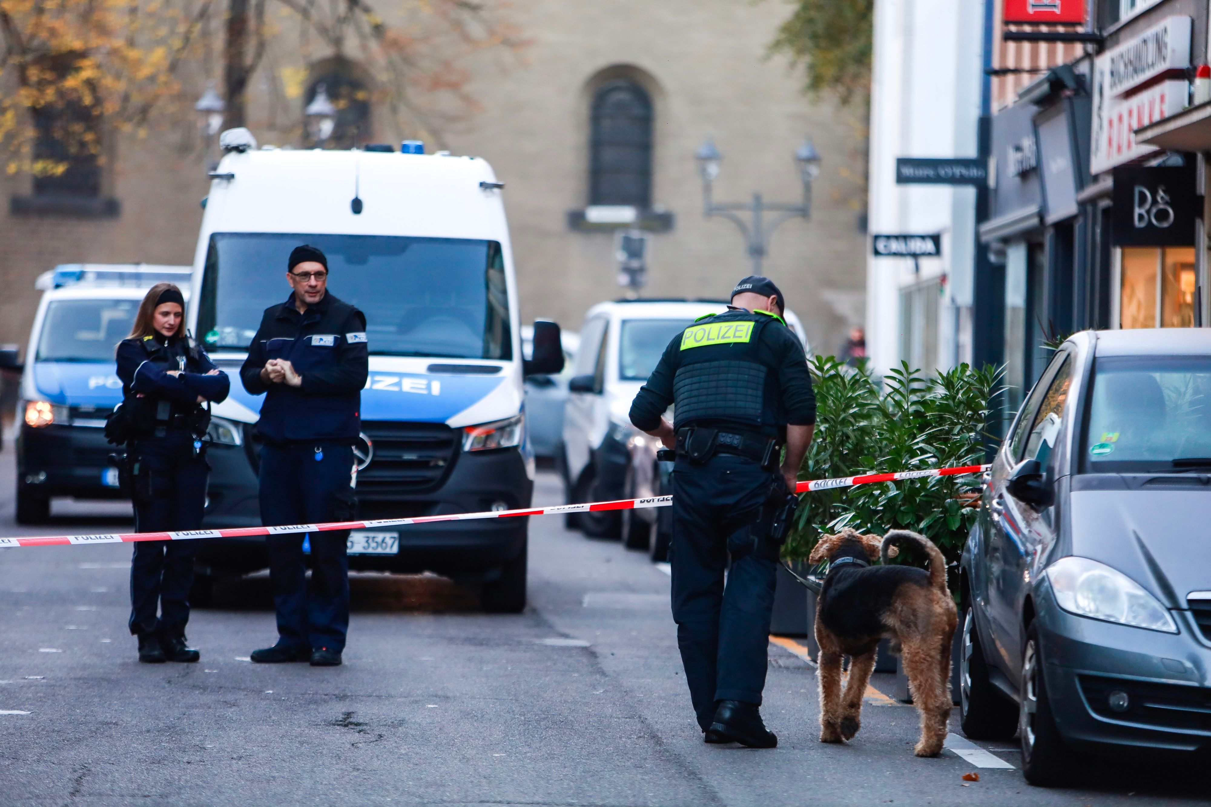 In der Kölner Innenstadt sind am frühen Freitagmorgen erneut Schüsse auf einen Laden abgegeben worden. Diesmal traf es ein Geschäft in der Apostelnstraße.