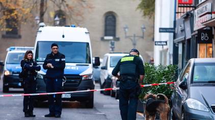In der Kölner Innenstadt sind am frühen Freitagmorgen erneut Schüsse auf einen Laden abgegeben worden. Diesmal traf es ein Geschäft in der Apostelnstraße.