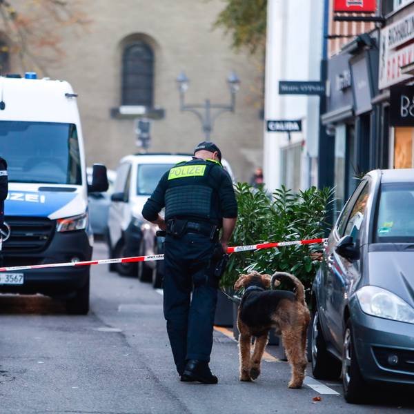 In der Kölner Innenstadt sind am frühen Freitagmorgen erneut Schüsse auf einen Laden abgegeben worden. Diesmal traf es ein Geschäft in der Apostelnstraße.