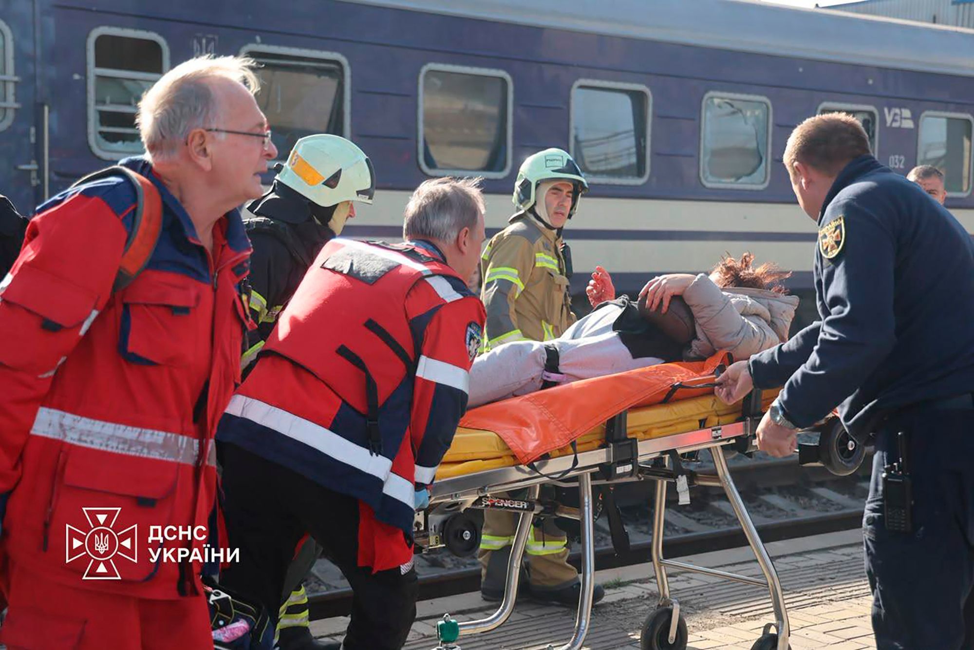 Auf diesem vom ukrainischen Rettungsdienst via AP zur Verfügung gestellten Foto evakuieren Rettungskräfte einen verletzten Zivilisten nach einem russischen Drohnenangriff auf einem Bahnsteig in Dnipro.