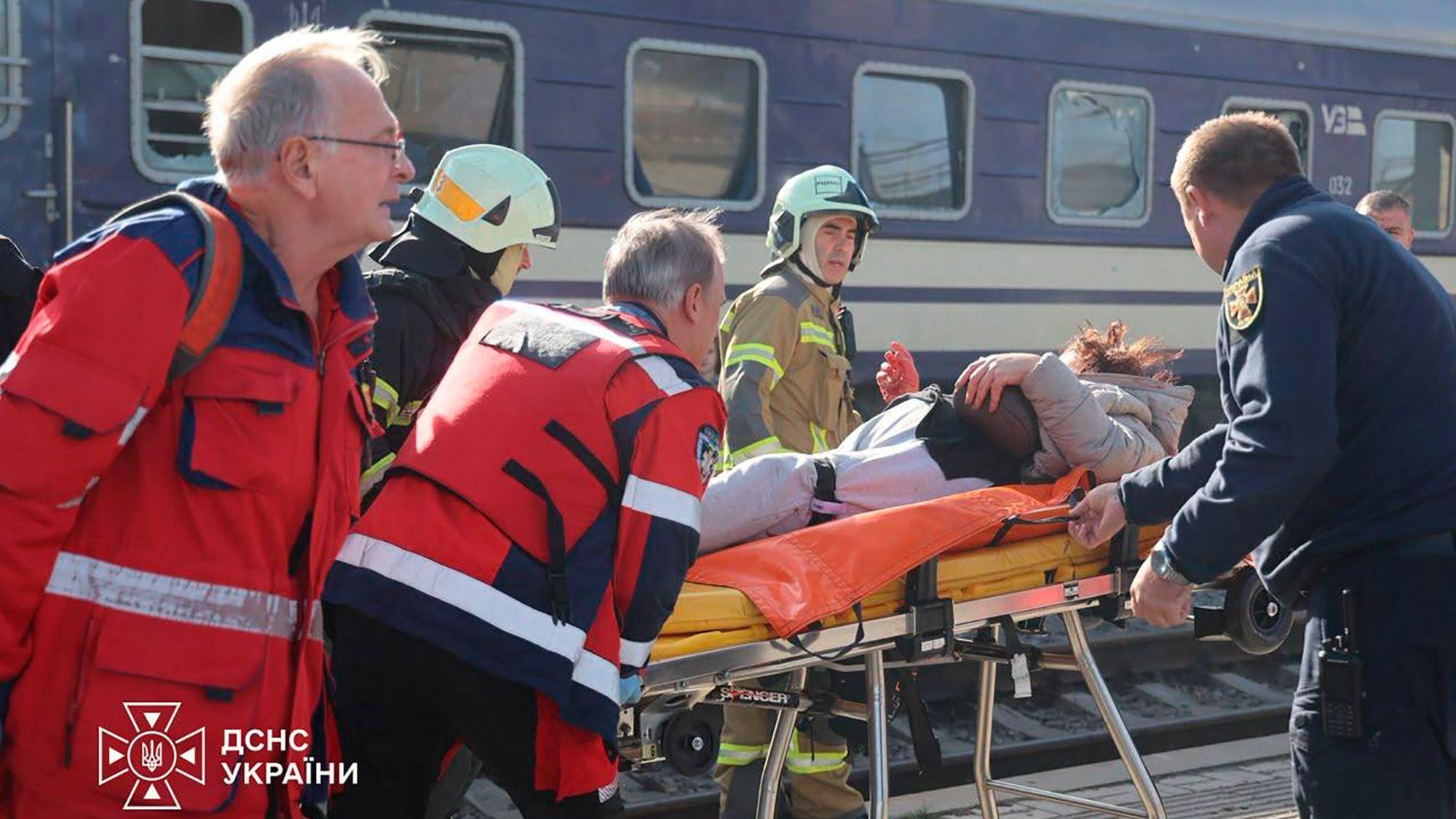 Auf diesem vom ukrainischen Rettungsdienst via AP zur Verfügung gestellten Foto evakuieren Rettungskräfte einen verletzten Zivilisten nach einem russischen Drohnenangriff auf einem Bahnsteig in Dnipro.