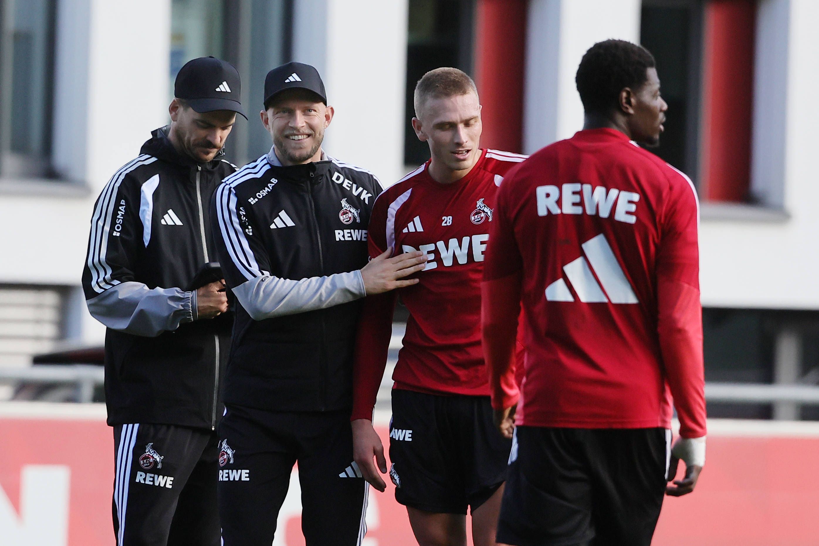 René Wagner (im Bild mit Sebastian Sebulonsen) bleibt auch nach dem 5:0 im Pokal gegen Union Berlin sachlich und betont den Weg.