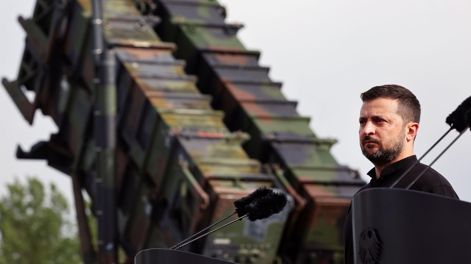 Wolodymyr Selenskyj steht bei seinem Besuch auf einem deutschen Truppenübungsplatz vor einem Flugabwehrraketensystem vom Typ „Patriot“.