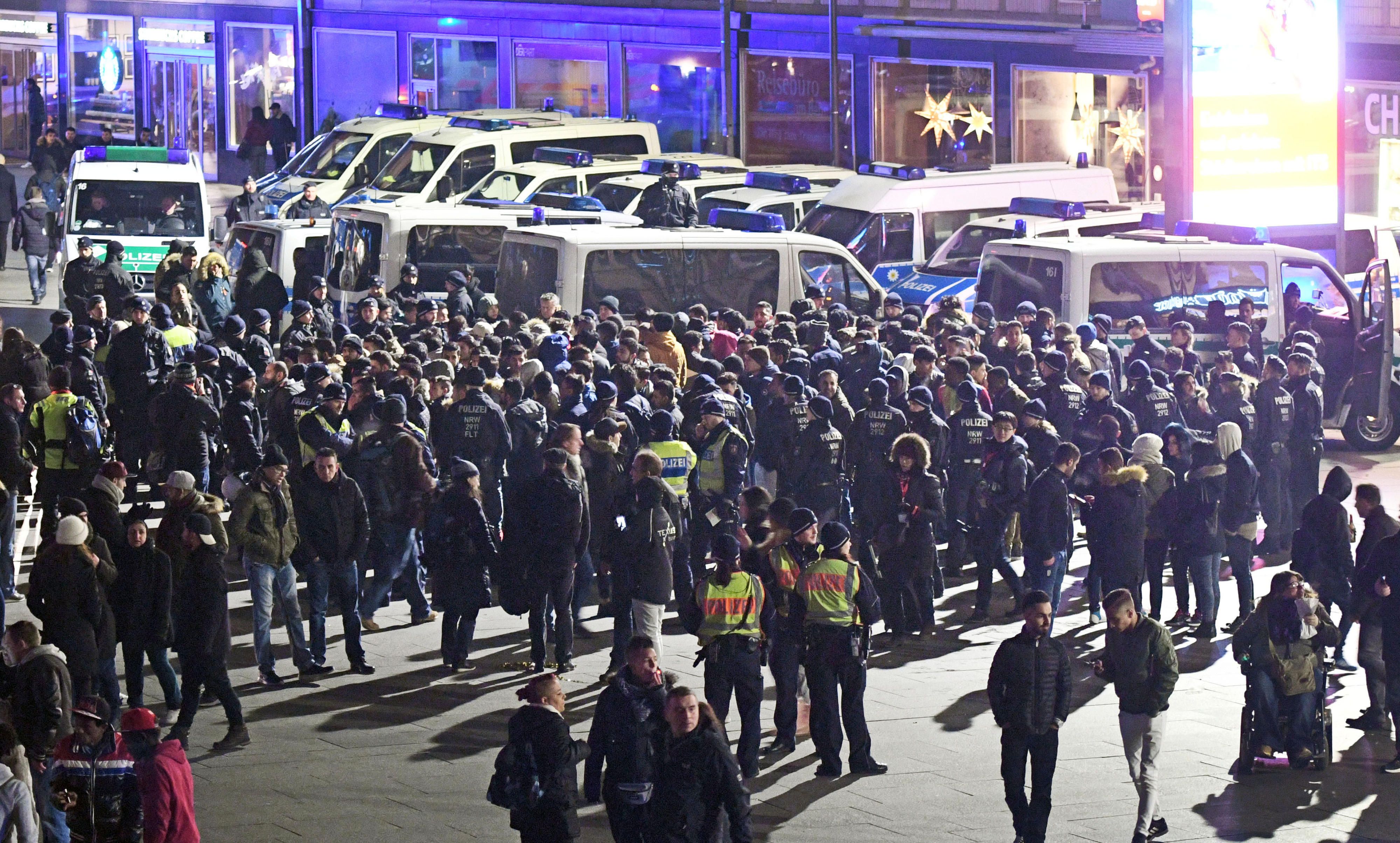 Silvester Leute Dom Hbf (1)