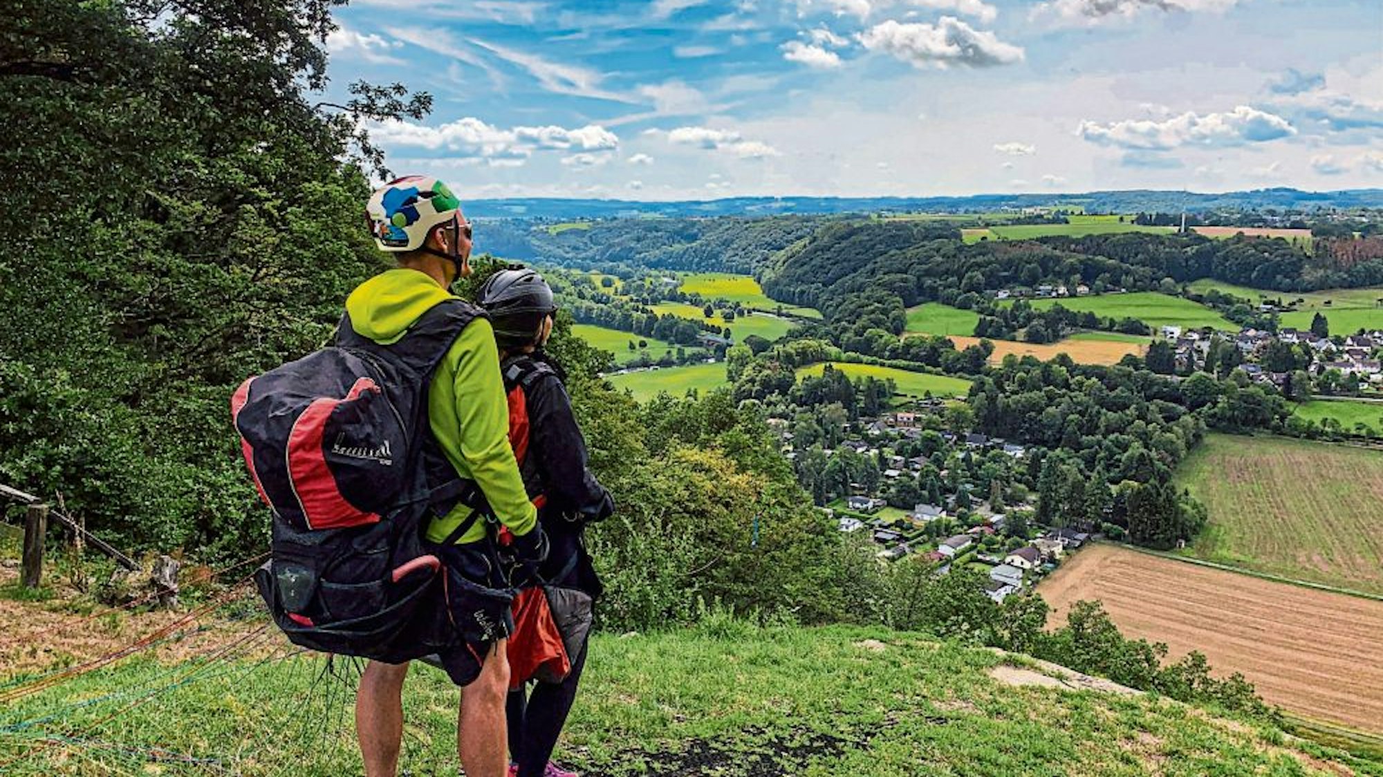 Zwei Menschen stehen auf der Stachelhardt und schauen ist Tal.