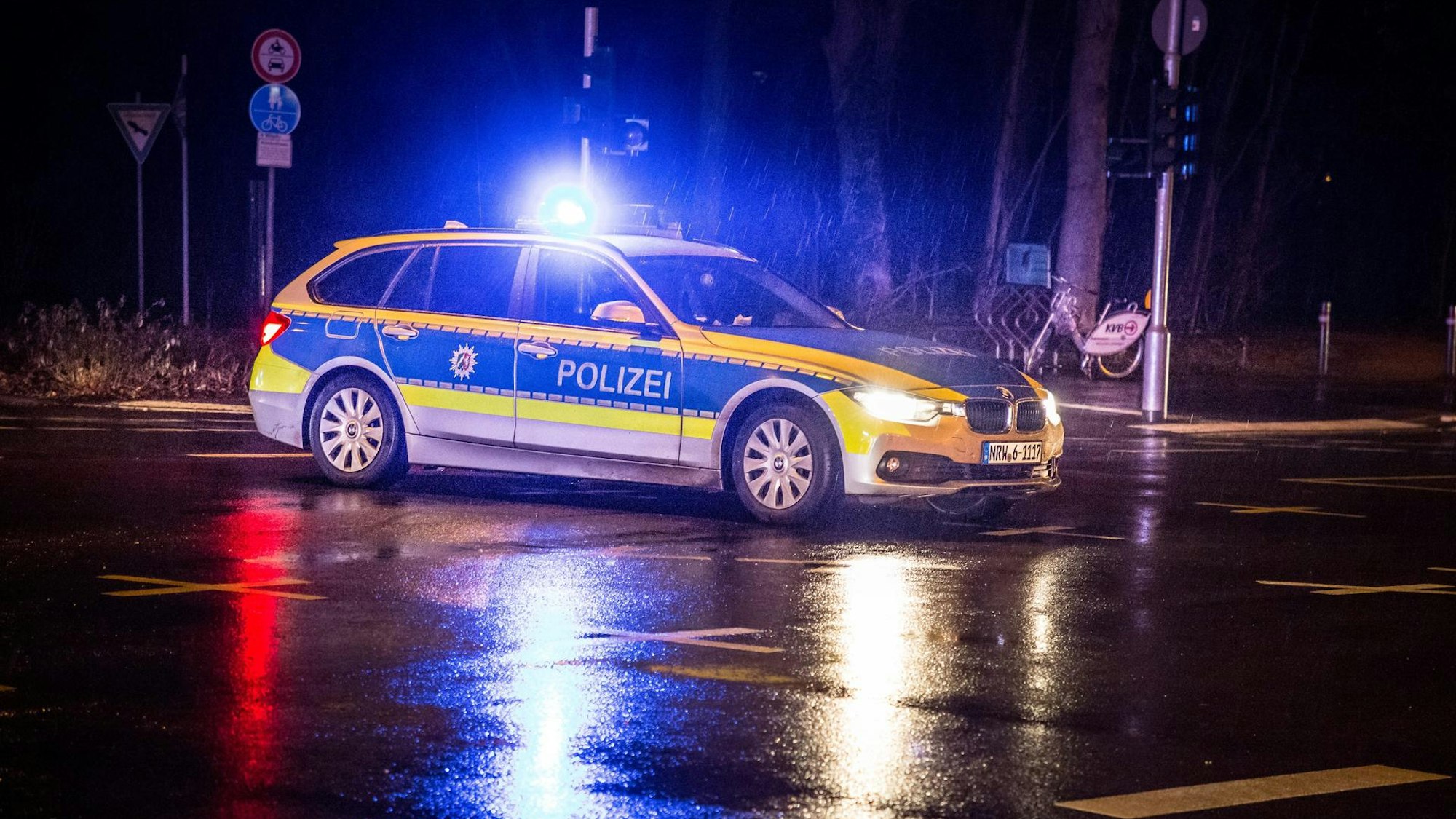 Ein Polizeiauto steht auf einer nächtlichen Straße.