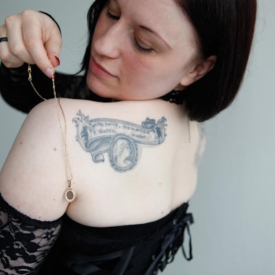 Trauer Tattoo Medaillon dpa